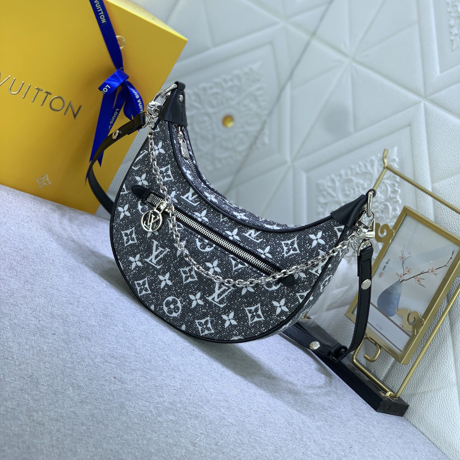 LV Designer Bag Shoulder Bag Luxury Bag Adjustable Shoulder Straps For Easy Shoulder Or Crossbody Crossbody Designer Bag Ladies Casual Handbag Chain Ladies Moon Package Half Circle Package Arc Package Pea Package Mini Bag