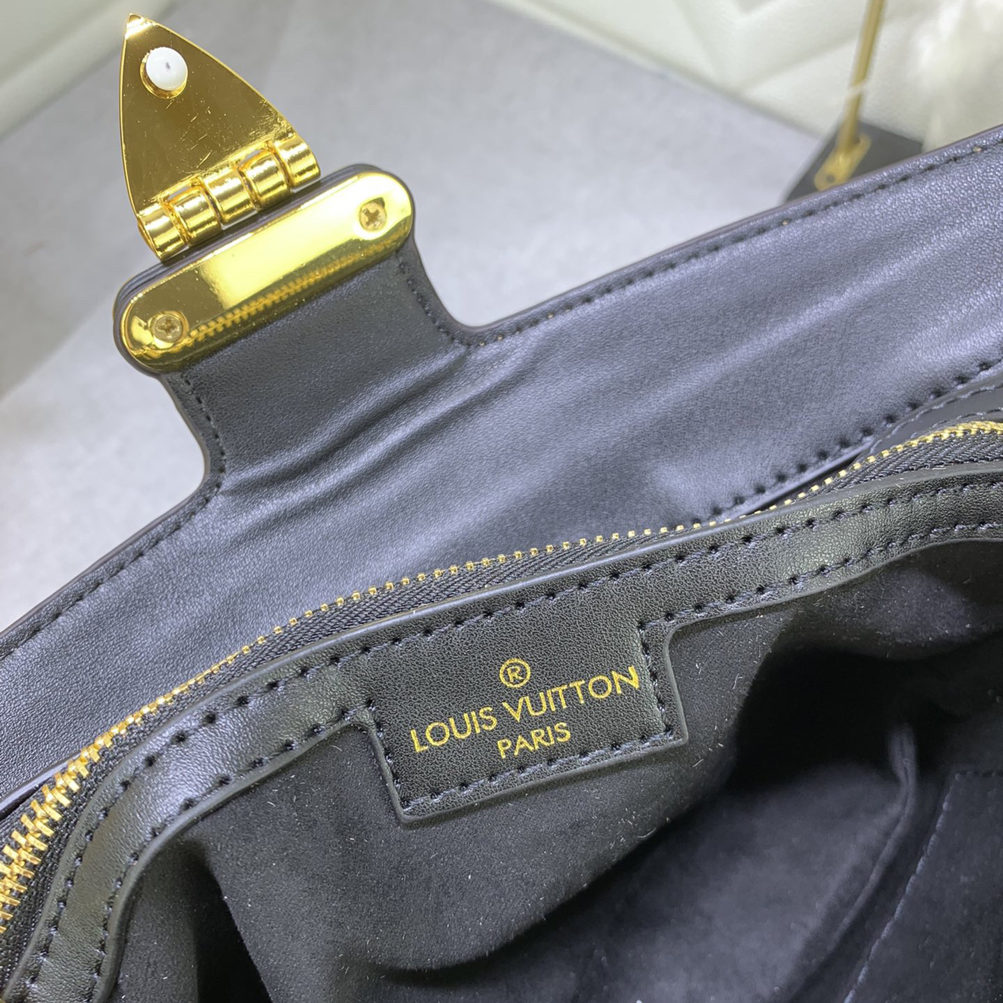 LV Designer Bag Shoulder Bag Luxury Bag Adjustable Shoulder Straps For Easy Shoulder Or Crossbody Crossbody Designer Bag Ladies Casual Handbag Chain Ladies Moon Package Half Circle Package Arc Package Pea Package Mini Bag