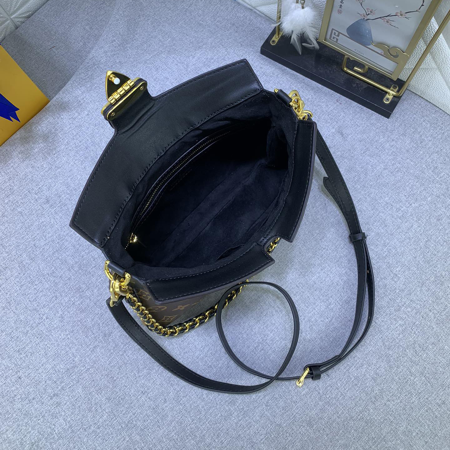 LV Designer Bag Shoulder Bag Luxury Bag Adjustable Shoulder Straps For Easy Shoulder Or Crossbody Crossbody Designer Bag Ladies Casual Handbag Chain Ladies Moon Package Half Circle Package Arc Package Pea Package Mini Bag