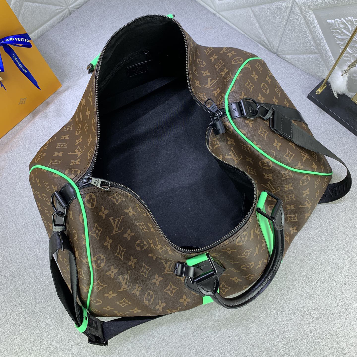 LV High Qualitys Women Bags Luxurys Handbags Unisex Traveling Bag Canvas Cutting Creates Ample Space, Making It A Great Choice For Weekend Short Trips Female Purse Wallet Hand Bag