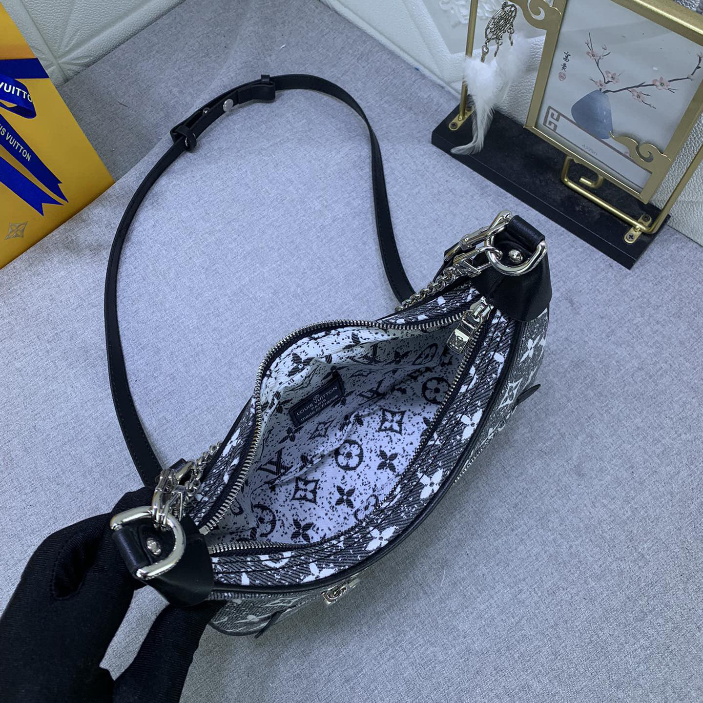 LV Designer Bag Shoulder Bag Luxury Bag Adjustable Shoulder Straps For Easy Shoulder Or Crossbody Crossbody Designer Bag Ladies Casual Handbag Chain Ladies Moon Package Half Circle Package Arc Package Pea Package Mini Bag