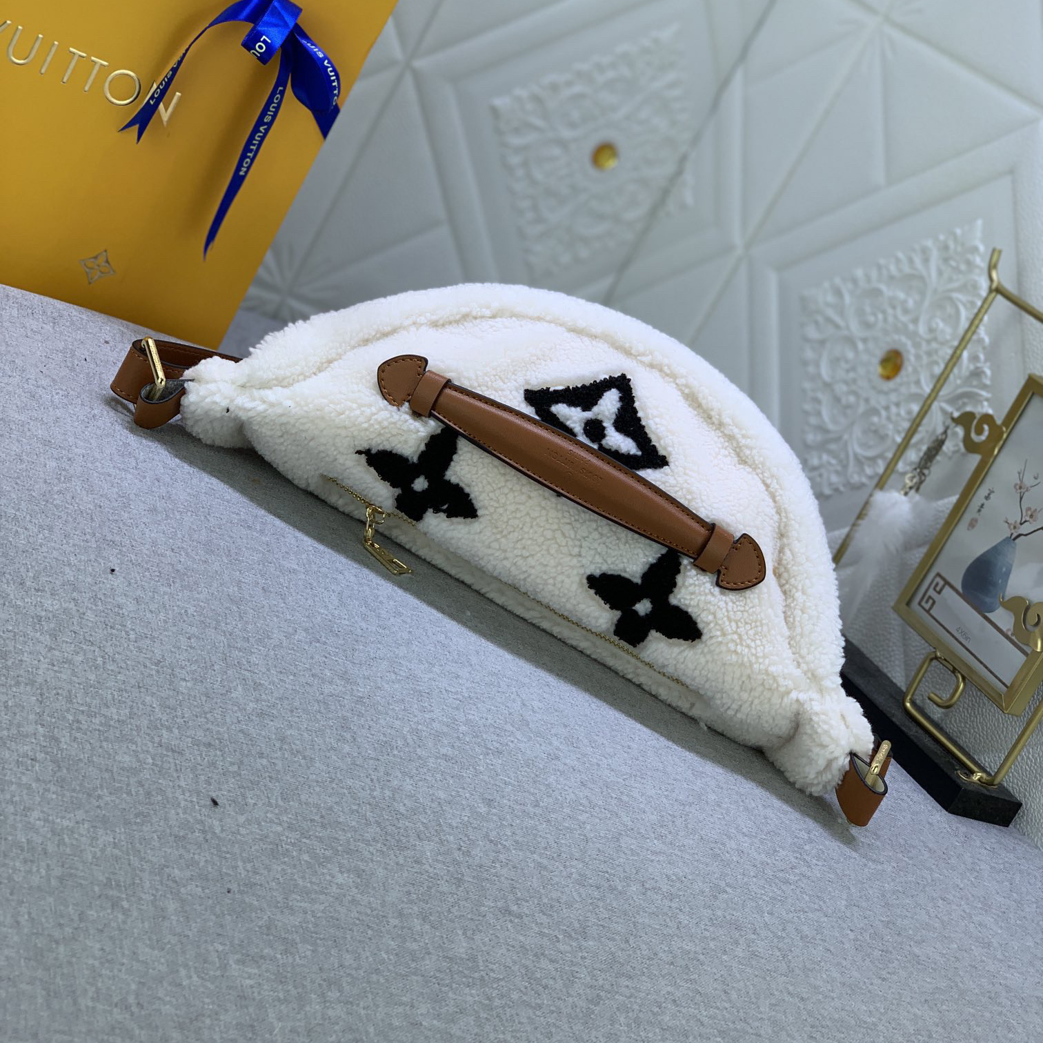 LV High Qualitys Women Waist Bag Luxurys Soft Wool Surface Create A Fluffy Appearance And Smooth Texture Ladies Clutch Bag Shoulder Tote Female Purse Wallet Waist Bag