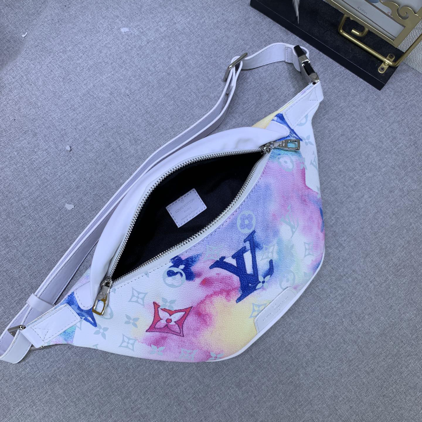 LV High Qualitys Women Waist Bag Luxurys The Pink Art Of Canvas Adjustable Waistband Provides Options For Waist Shoulder Back And Crossbody Ladies Clutch Bag Shoulder Tote Female Purse Wallet Waist Bag