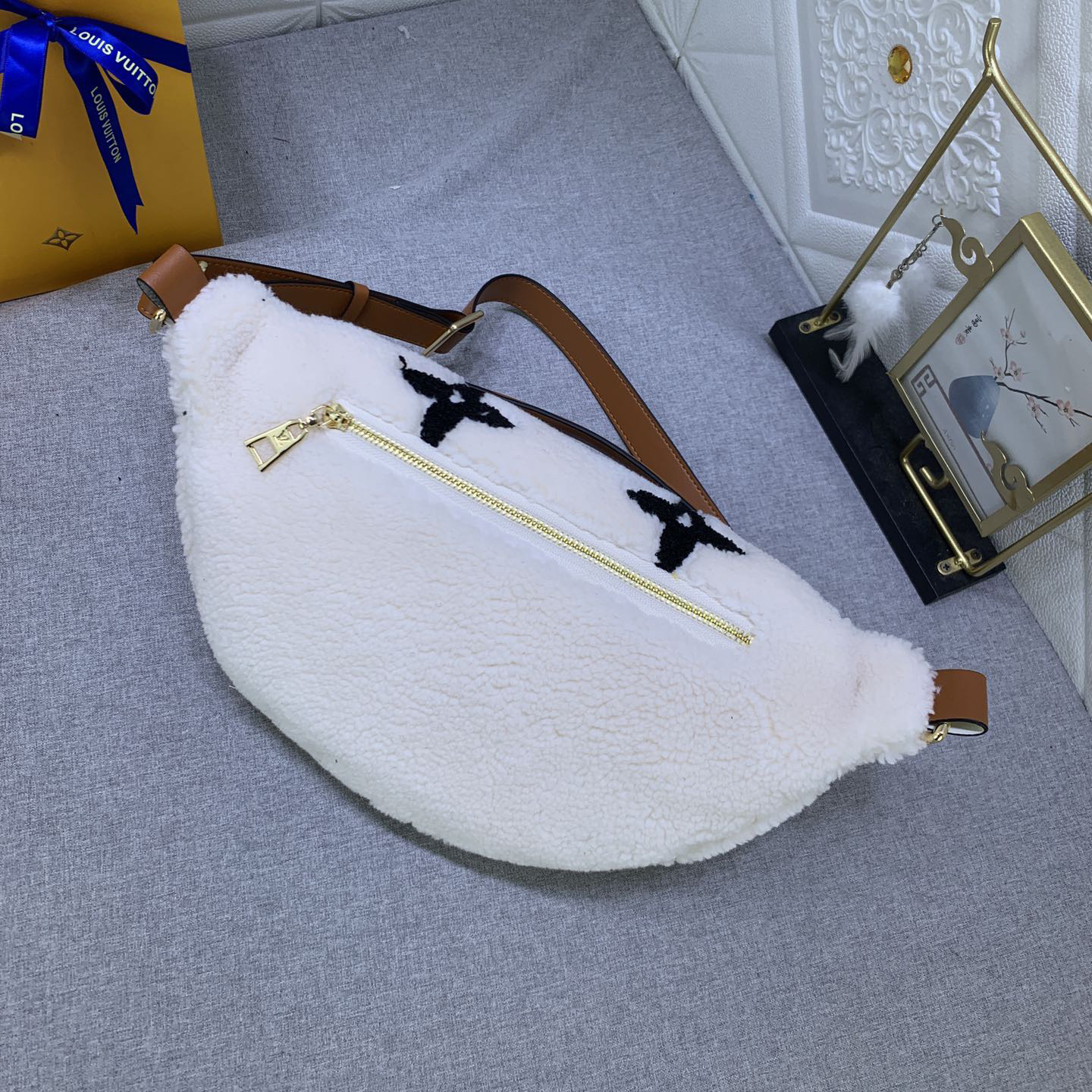 LV High Qualitys Women Waist Bag Luxurys Soft Wool Surface Create A Fluffy Appearance And Smooth Texture Ladies Clutch Bag Shoulder Tote Female Purse Wallet Waist Bag
