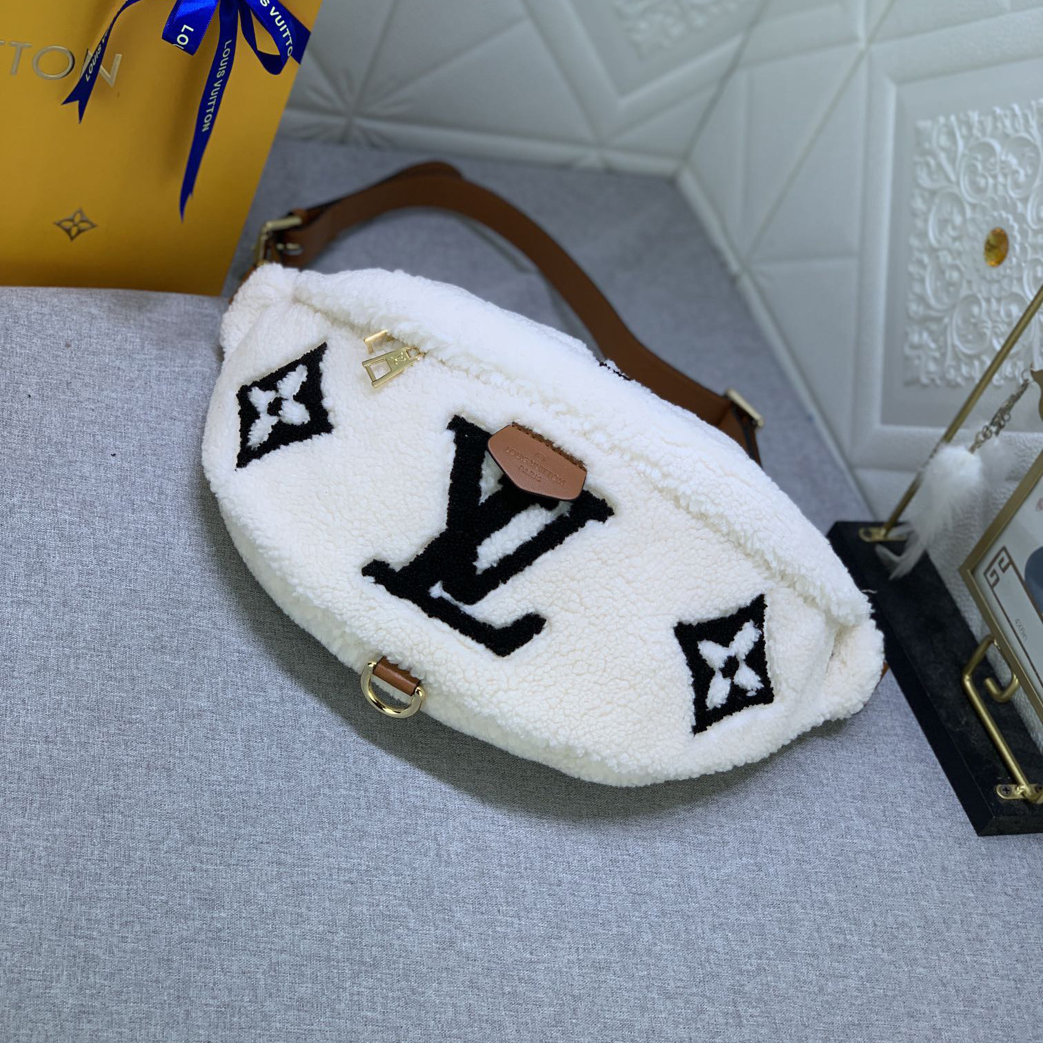 LV High Qualitys Women Waist Bag Luxurys Soft Wool Surface Create A Fluffy Appearance And Smooth Texture Ladies Clutch Bag Shoulder Tote Female Purse Wallet Waist Bag