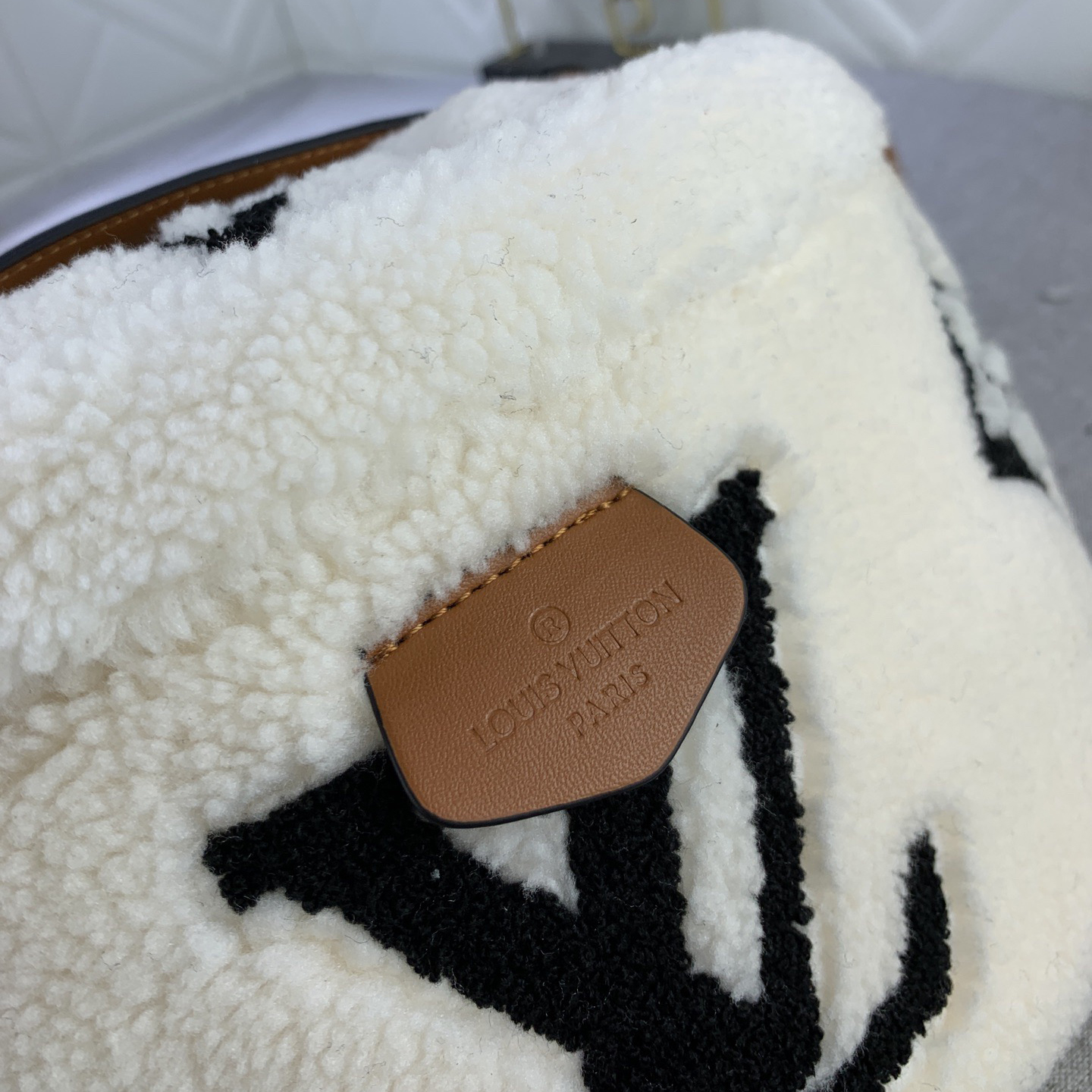 LV High Qualitys Women Waist Bag Luxurys Soft Wool Surface Create A Fluffy Appearance And Smooth Texture Ladies Clutch Bag Shoulder Tote Female Purse Wallet Waist Bag