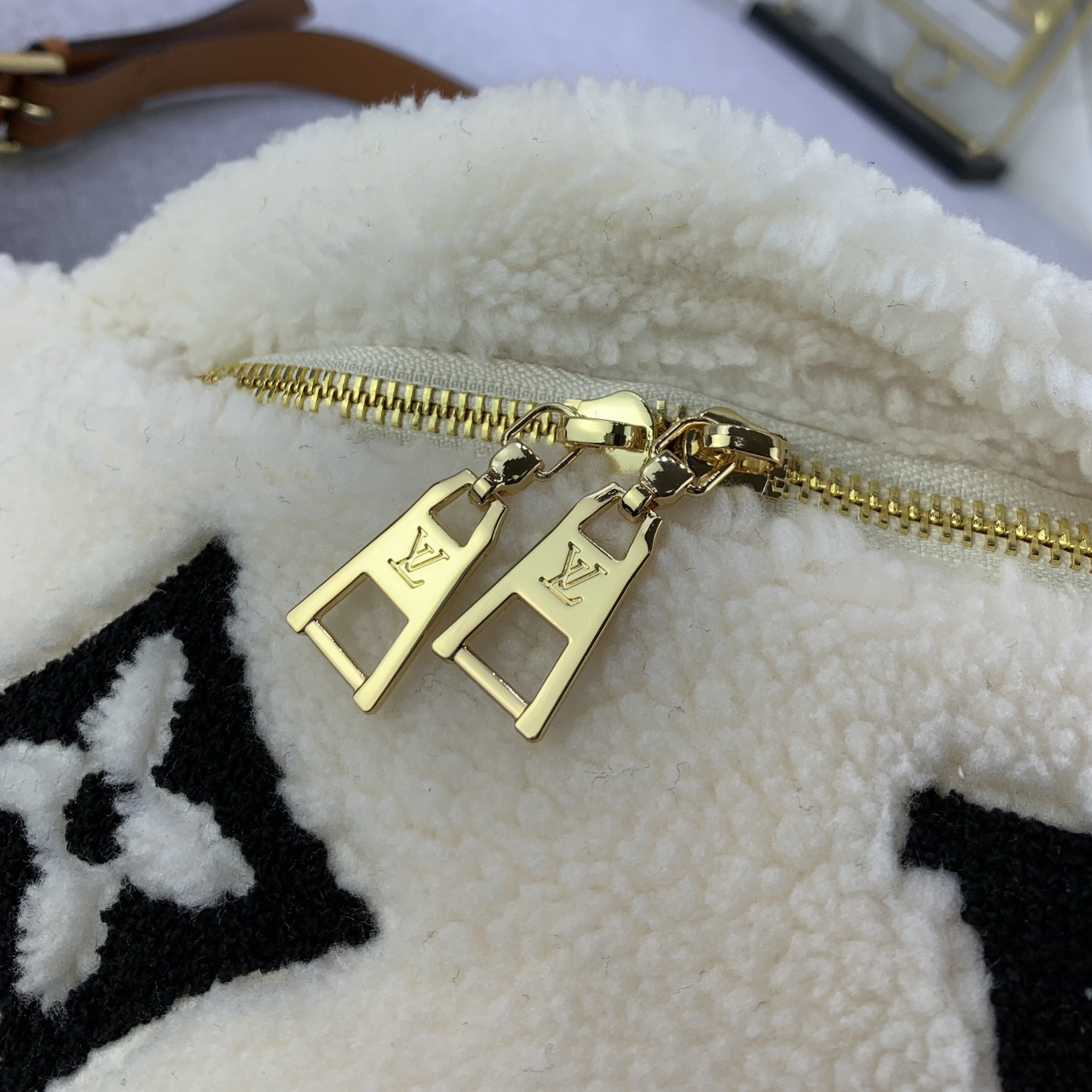 LV High Qualitys Women Waist Bag Luxurys Soft Wool Surface Create A Fluffy Appearance And Smooth Texture Ladies Clutch Bag Shoulder Tote Female Purse Wallet Waist Bag