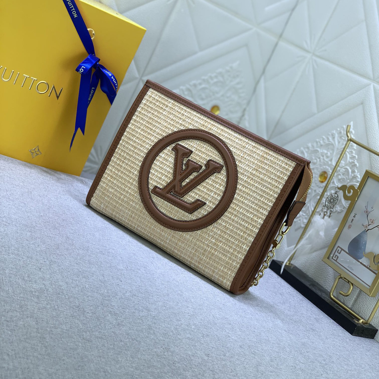 The LV High Quality Women Shoulder Bags Luxury Caramel Chain Toiletry Bag is made of natural Lafite Grass and features black leather and the Circle logo on the side Ladies Clutch Bag Shoulder Tote Female Purse Wallet Hand Bag