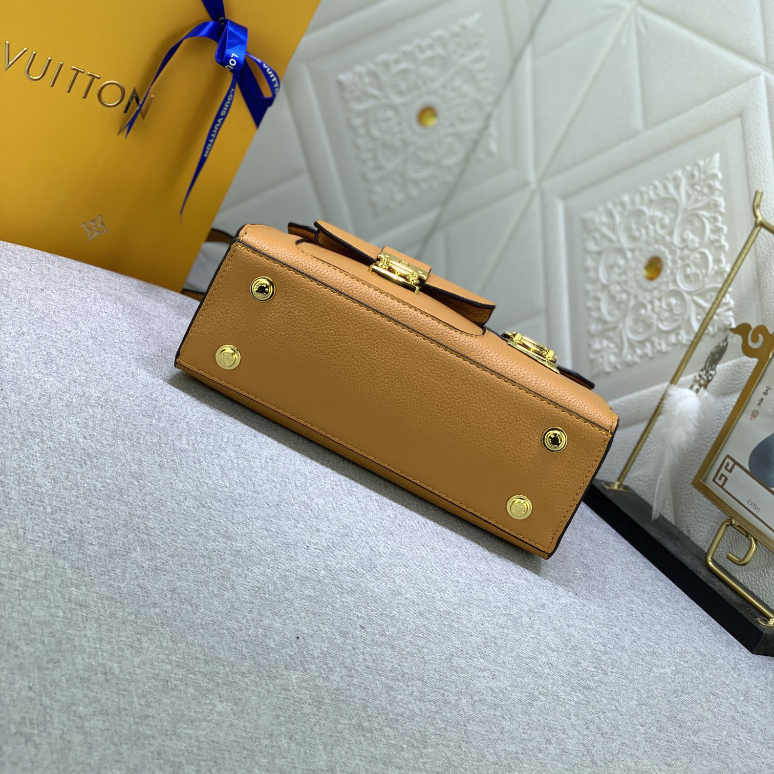 LV High Quality Women Shoulder Bags Luxury Solid Color Leather Handbag with Regular Trapezoidal Contour and Arched Handle Ladies Clutch Bag Asymmetric Metal S-Lock Shoulder Tote Female Purse Wallet Hand Bag