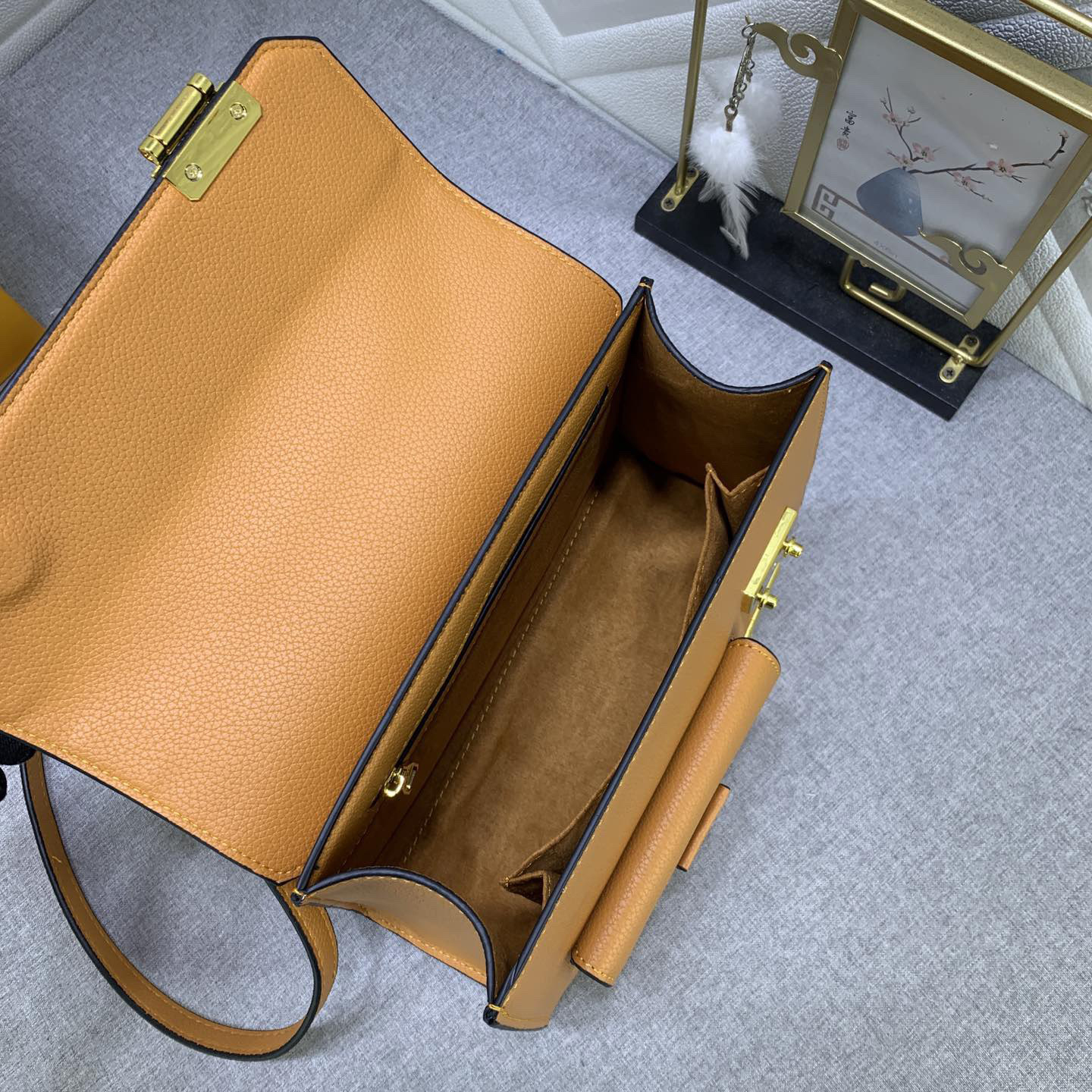 LV High Quality Women Shoulder Bags Luxury Solid Color Leather Handbag with Regular Trapezoidal Contour and Arched Handle Ladies Clutch Bag Asymmetric Metal S-Lock Shoulder Tote Female Purse Wallet Hand Bag