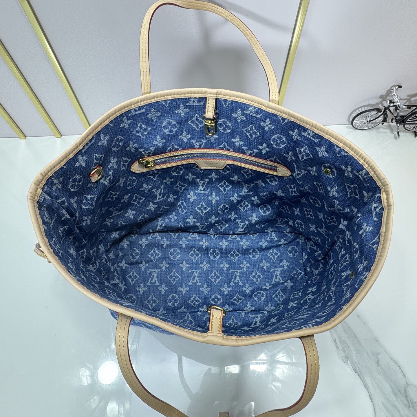 LV Designer Bagss Luxury Bag Classic Handbag The Its Ample Interior Can Accommodate Printed Laptops And Other Office Supplies Fashion Bag High Quality Leather Bag