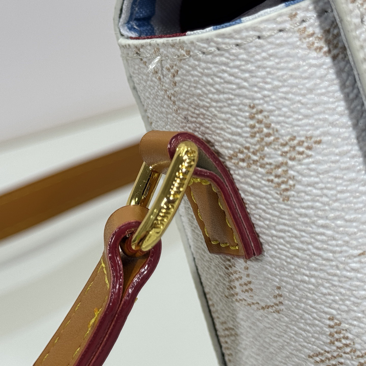 LV High Quality Women Shoulder Bags Luxury Mini Handbag Is Made Of Monogram Canvas, Paired With Distressed Cowhide Trim And Eye-Catching Metal Pieces. The Adjustable Shoulder Straps Enable Shoulder And Crossbody Carrying. Monogram Reverse Shoulder To