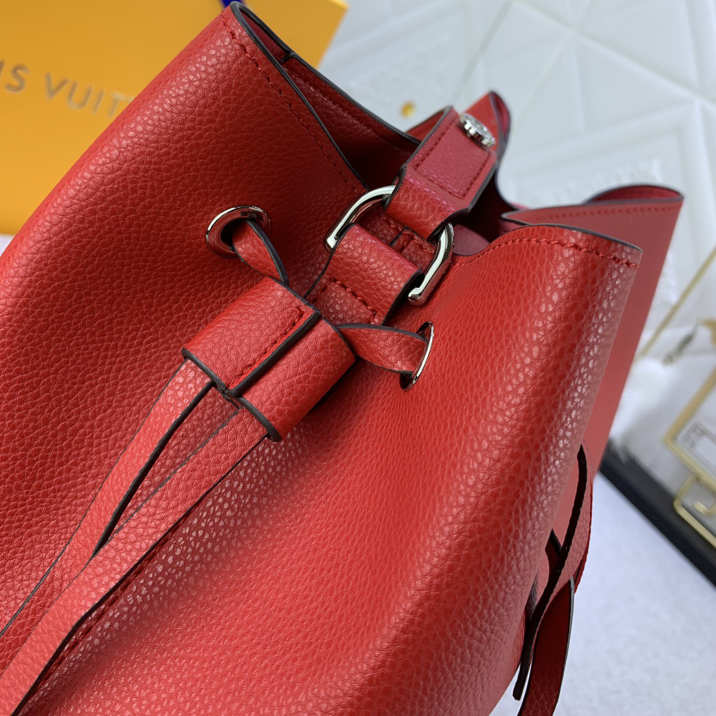 LV High Quality Women Shoulder Bags Luxuries Features A Shiny Twist Lock Closure And Adjustable Shoulder Strap Design Making It Easy To Create A Modern And Versatile Crossbody Style Bucket Bag Ladies Clutch Bag Shoulder Tote