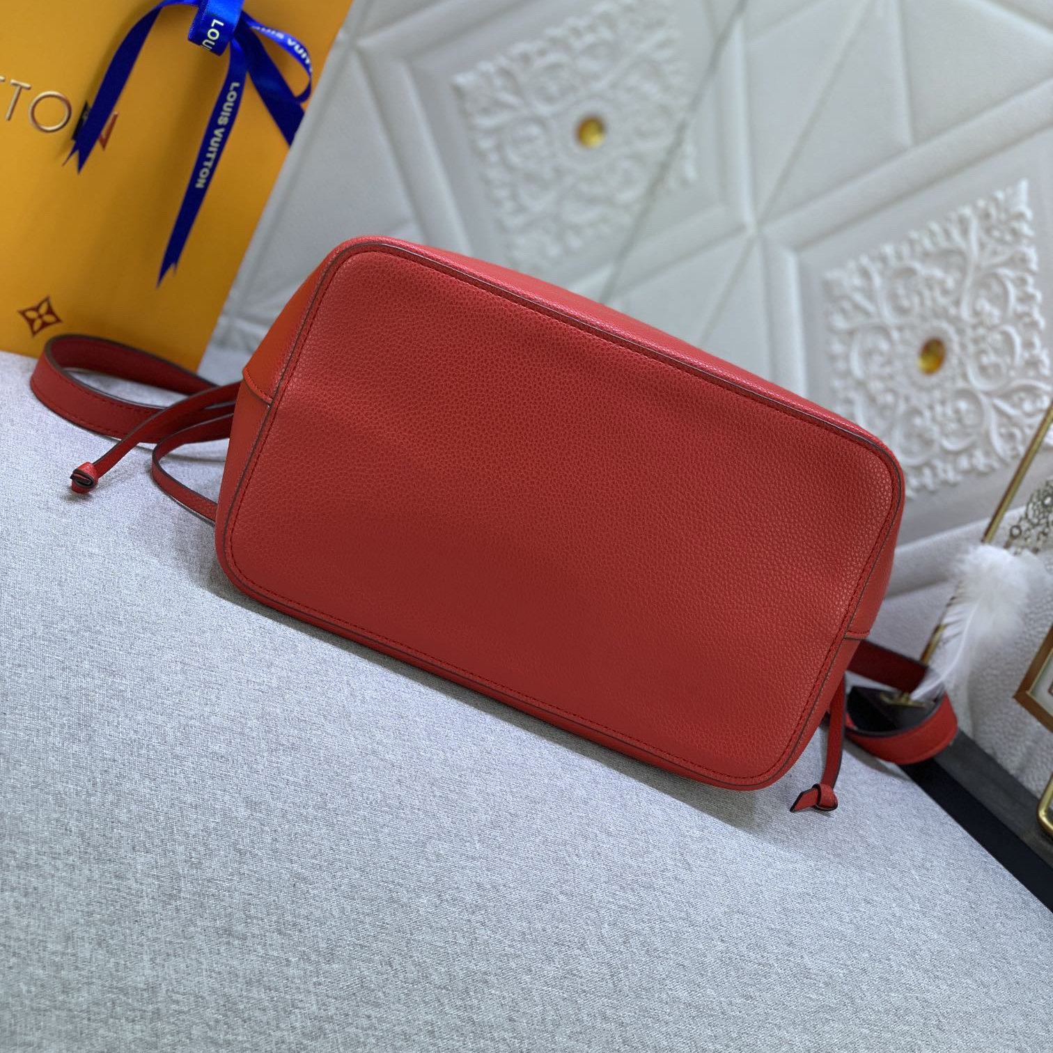 LV High Quality Women Shoulder Bags Luxuries Features A Shiny Twist Lock Closure And Adjustable Shoulder Strap Design Making It Easy To Create A Modern And Versatile Crossbody Style Bucket Bag Ladies Clutch Bag Shoulder Tote