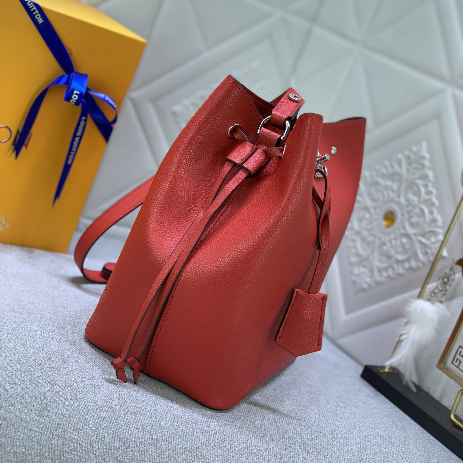 LV High Quality Women Shoulder Bags Luxuries Features A Shiny Twist Lock Closure And Adjustable Shoulder Strap Design Making It Easy To Create A Modern And Versatile Crossbody Style Bucket Bag Ladies Clutch Bag Shoulder Tote