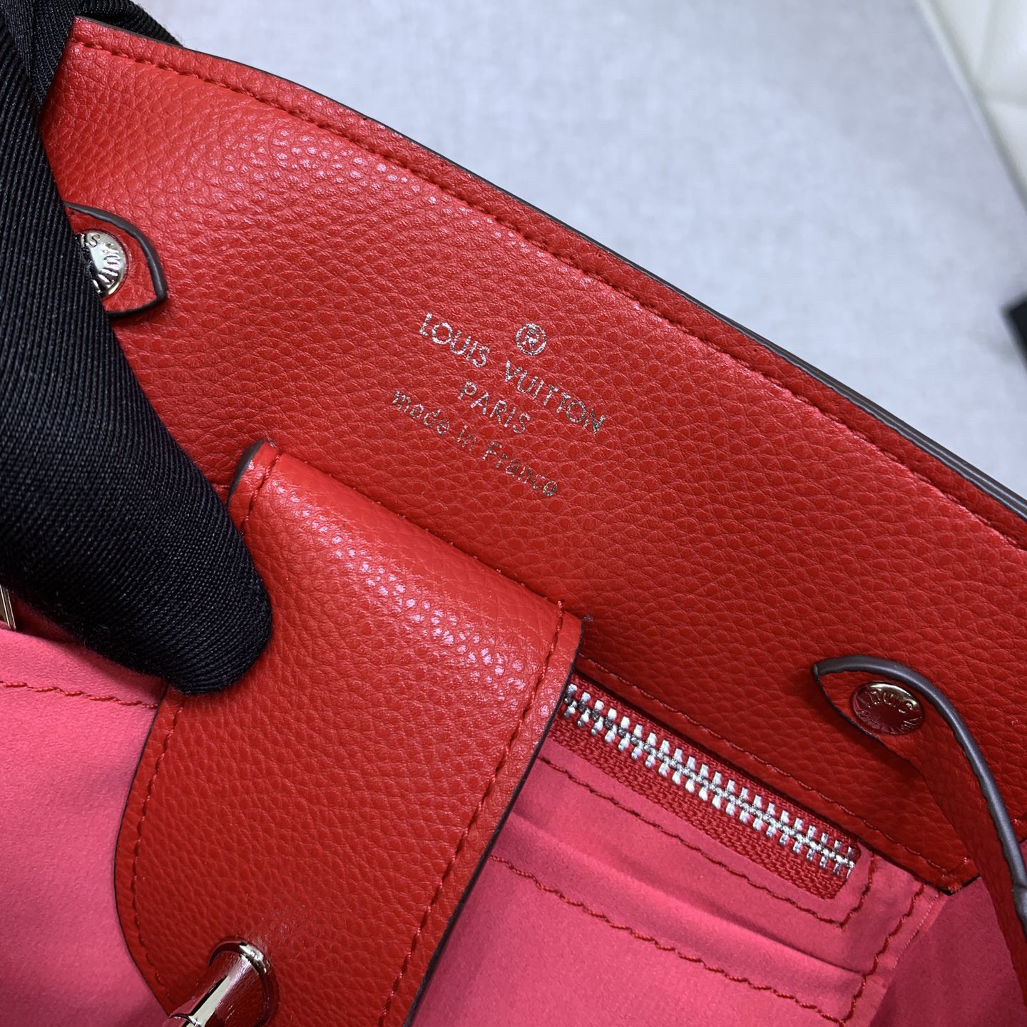 LV High Quality Women Shoulder Bags Luxuries Features A Shiny Twist Lock Closure And Adjustable Shoulder Strap Design Making It Easy To Create A Modern And Versatile Crossbody Style Bucket Bag Ladies Clutch Bag Shoulder Tote