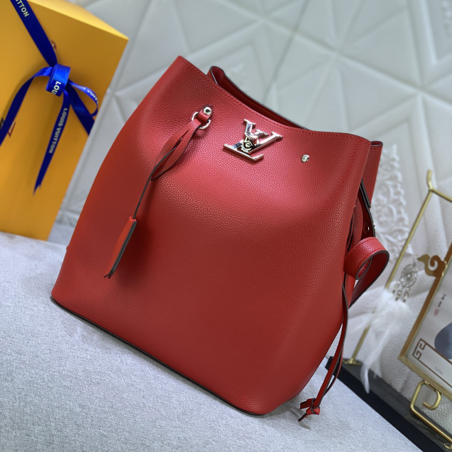 LV High Quality Women Shoulder Bags Luxuries Features A Shiny Twist Lock Closure And Adjustable Shoulder Strap Design Making It Easy To Create A Modern And Versatile Crossbody Style Bucket Bag Ladies Clutch Bag Shoulder Tote