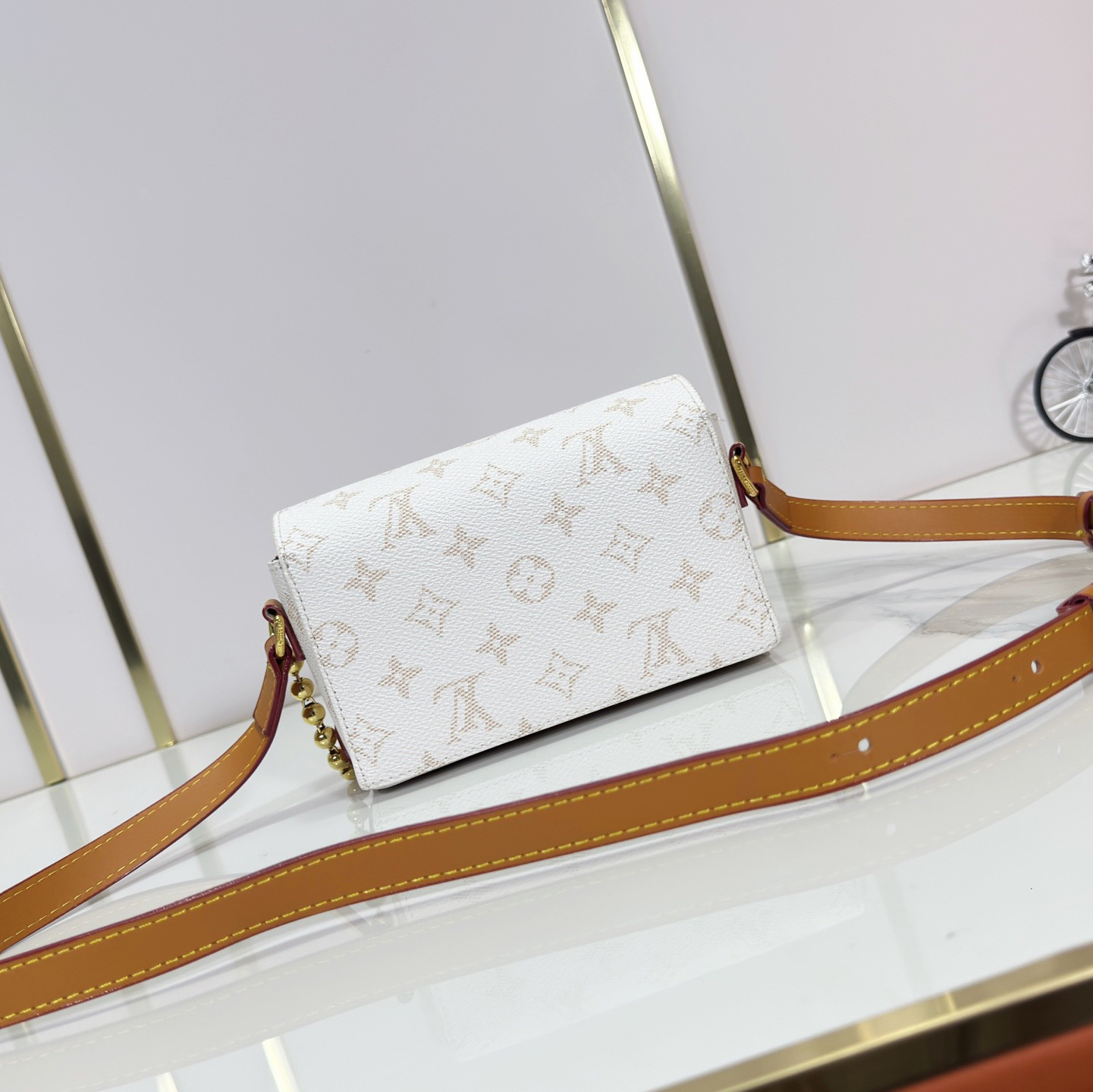 LV High Quality Women Shoulder Bags Luxury Mini Handbag Is Made Of Monogram Canvas, Paired With Distressed Cowhide Trim And Eye-Catching Metal Pieces. The Adjustable Shoulder Straps Enable Shoulder And Crossbody Carrying. Monogram Reverse Shoulder To