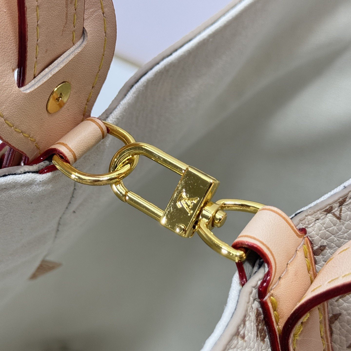 LV Designer Bagss Luxury Bag Classic Handbag The Its Ample Interior Can Accommodate Printed Laptops And Other Office Supplies Fashion Bag High Quality Leather Bag