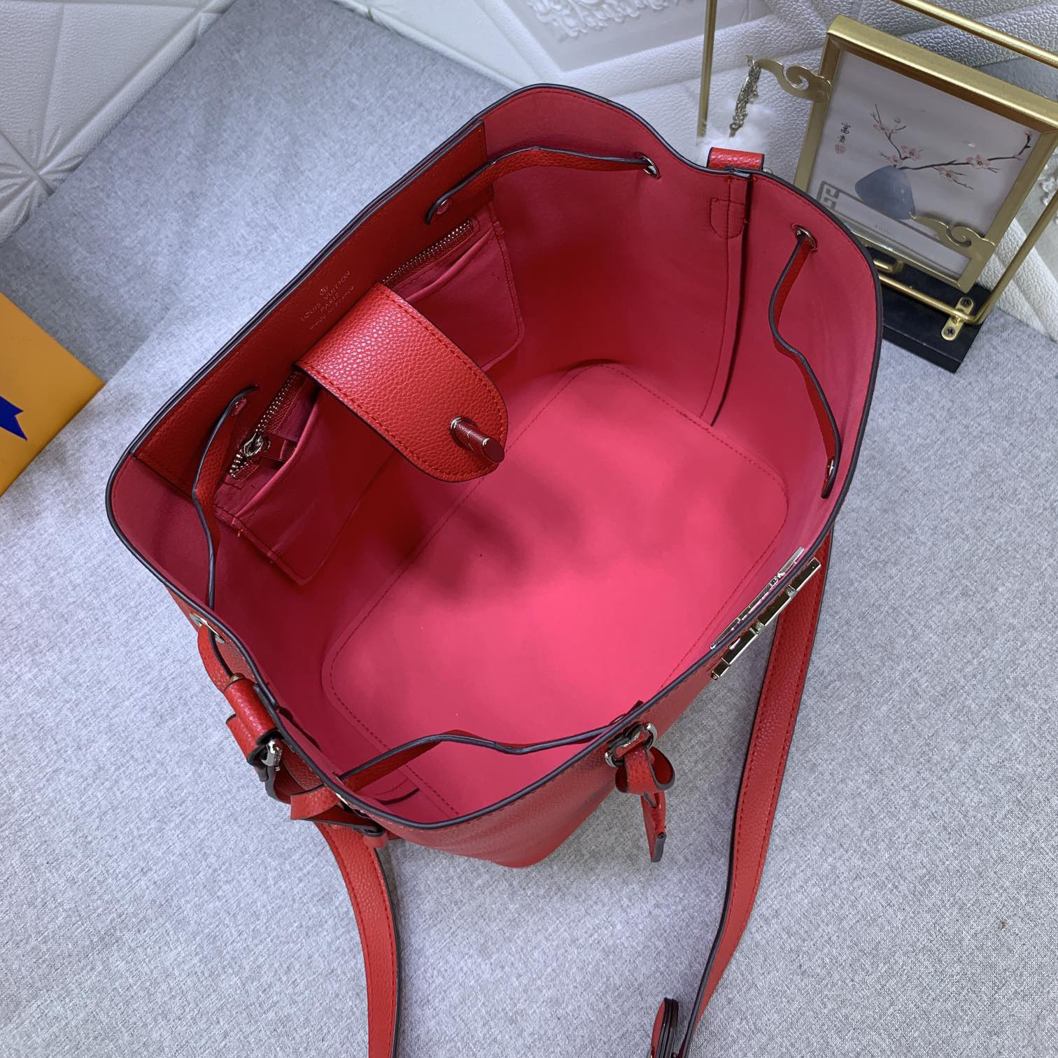 LV High Quality Women Shoulder Bags Luxuries Features A Shiny Twist Lock Closure And Adjustable Shoulder Strap Design Making It Easy To Create A Modern And Versatile Crossbody Style Bucket Bag Ladies Clutch Bag Shoulder Tote