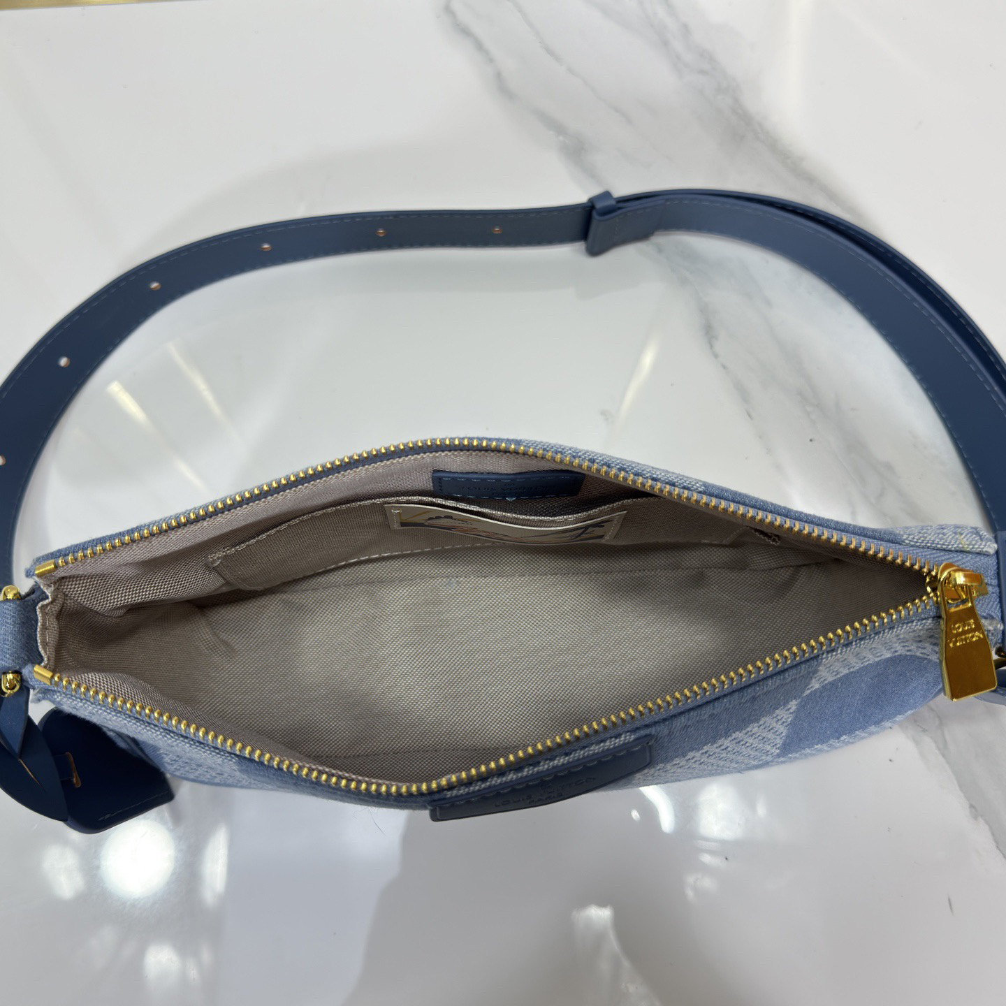 LV High Quality Women Shoulder Bags Luxury Handbags Are Made Of Monogram Eclipse Coated Canvas. The Detachable And Adjustable Fabric Shoulder Straps Enable Shoulder And Crossbody Carrying. Monogram Reverse Shoulder Tote Female Purse Wallet Hand Bag