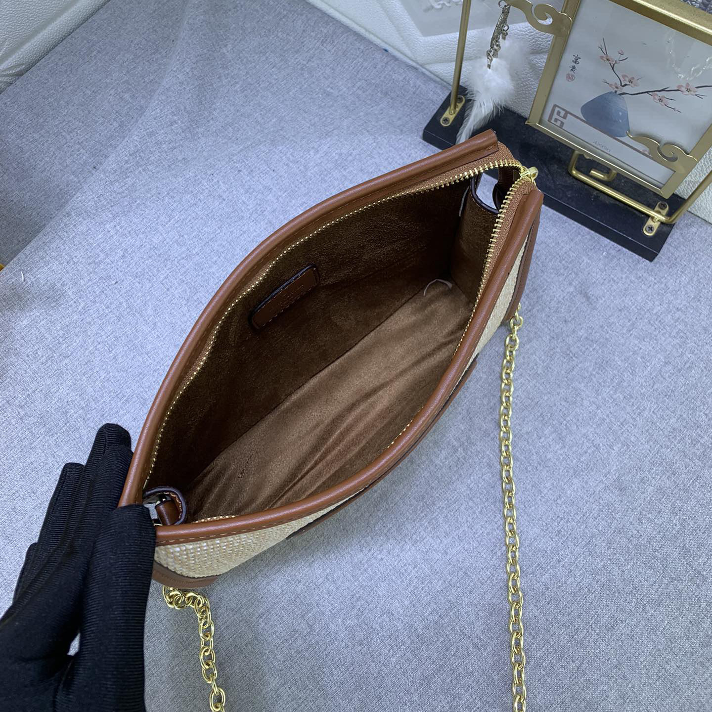 The LV High Quality Women Shoulder Bags Luxury Caramel Chain Toiletry Bag is made of natural Lafite Grass and features black leather and the Circle logo on the side Ladies Clutch Bag Shoulder Tote Female Purse Wallet Hand Bag