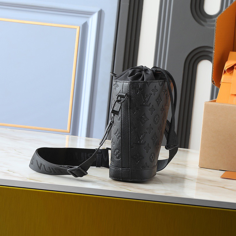 LV High qualitys Women Shoulder Bags Luxurys Cow leather has a more delicate grain texture and smooth texture, shaping a flexible drawstring structure Ladies Clutch Bag Shoulder Tote Female Purse Wallet Hand Bag