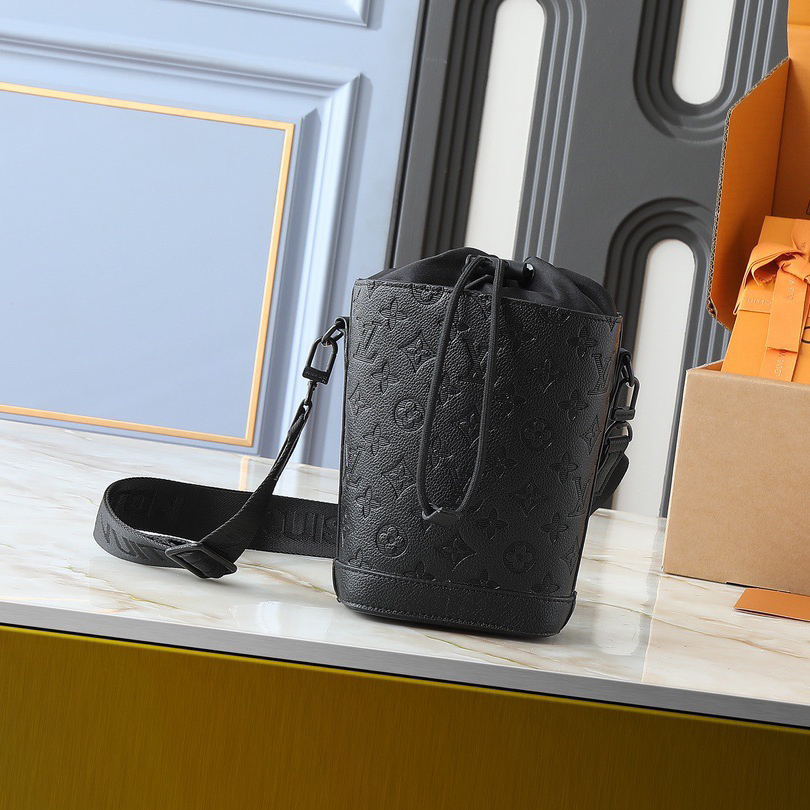 LV High qualitys Women Shoulder Bags Luxurys Cow leather has a more delicate grain texture and smooth texture, shaping a flexible drawstring structure Ladies Clutch Bag Shoulder Tote Female Purse Wallet Hand Bag