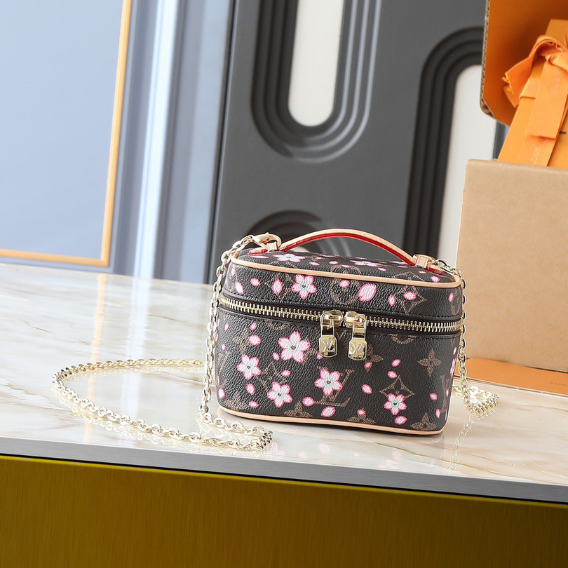 LV High Quality Women Shoulder Bags Luxuries Makeup Bag Is Made Of Monogram Coated Canvas With Rounded Strokes And Concentrated Box Shaped Contours. Double Zippers Open And Close Securely To Store The Required Monogram Shoulder Tote Female Hand Bag