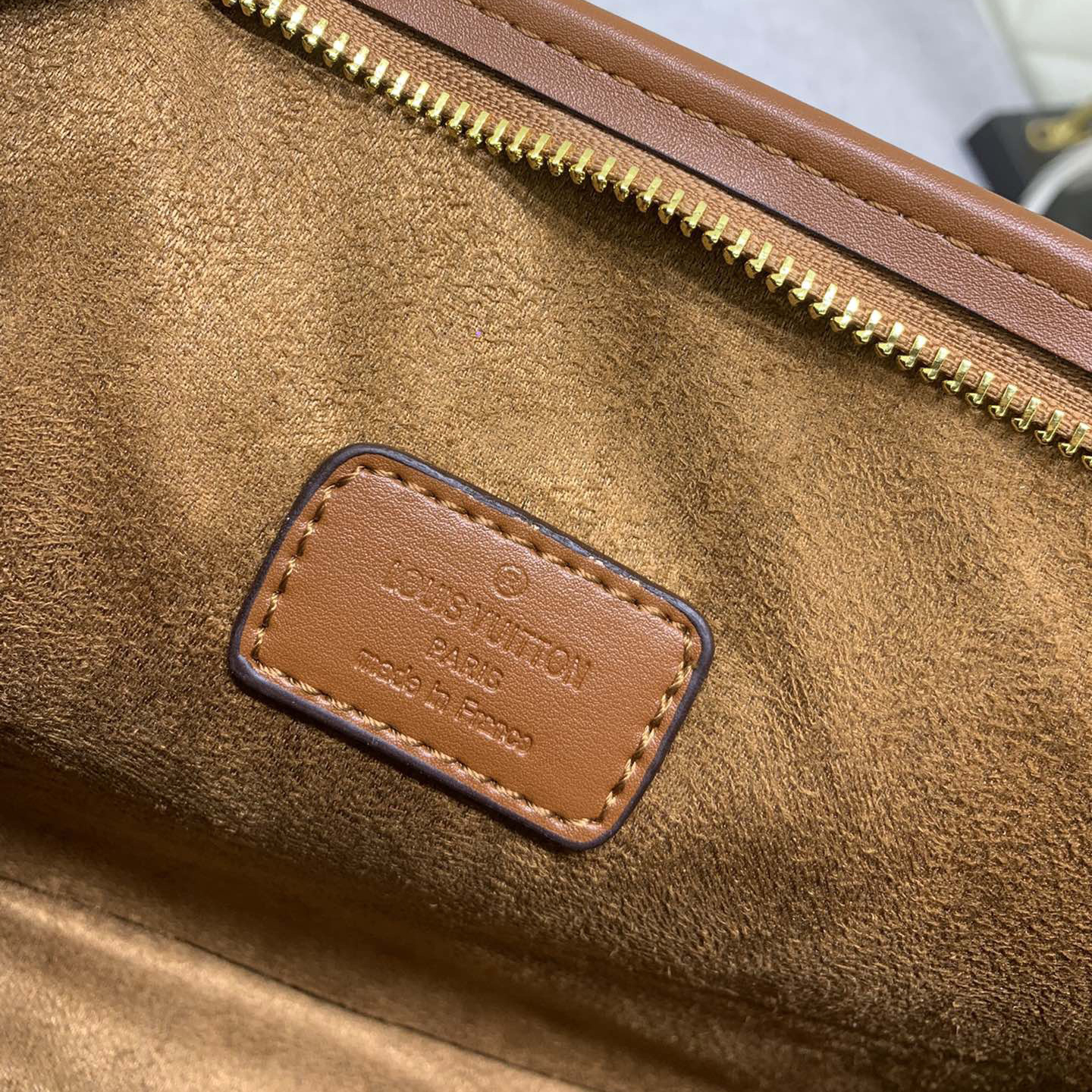 The LV High Quality Women Shoulder Bags Luxury Caramel Chain Toiletry Bag is made of natural Lafite Grass and features black leather and the Circle logo on the side Ladies Clutch Bag Shoulder Tote Female Purse Wallet Hand Bag