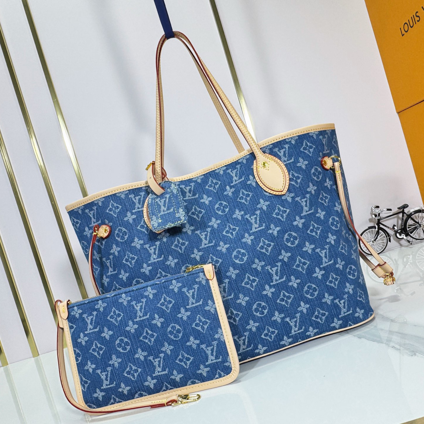 LV Designer Bagss Luxury Bag Classic Handbag The Its Ample Interior Can Accommodate Printed Laptops And Other Office Supplies Fashion Bag High Quality Leather Bag