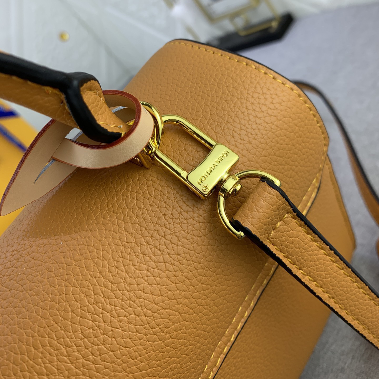 LV High Quality Women Shoulder Bags Luxury Solid Color Leather Handbag with Regular Trapezoidal Contour and Arched Handle Ladies Clutch Bag Asymmetric Metal S-Lock Shoulder Tote Female Purse Wallet Hand Bag