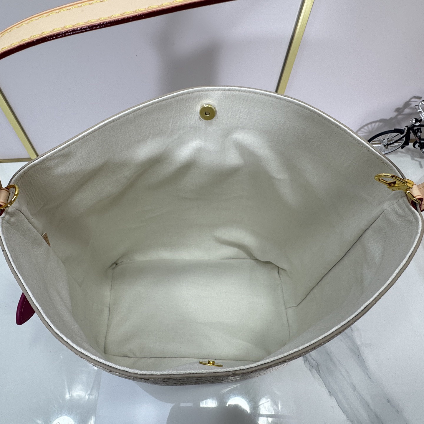 LV Designer Bagss Luxury Bag Classic Handbag The Its Ample Interior Can Accommodate Printed Laptops And Other Office Supplies Fashion Bag High Quality Leather Bag