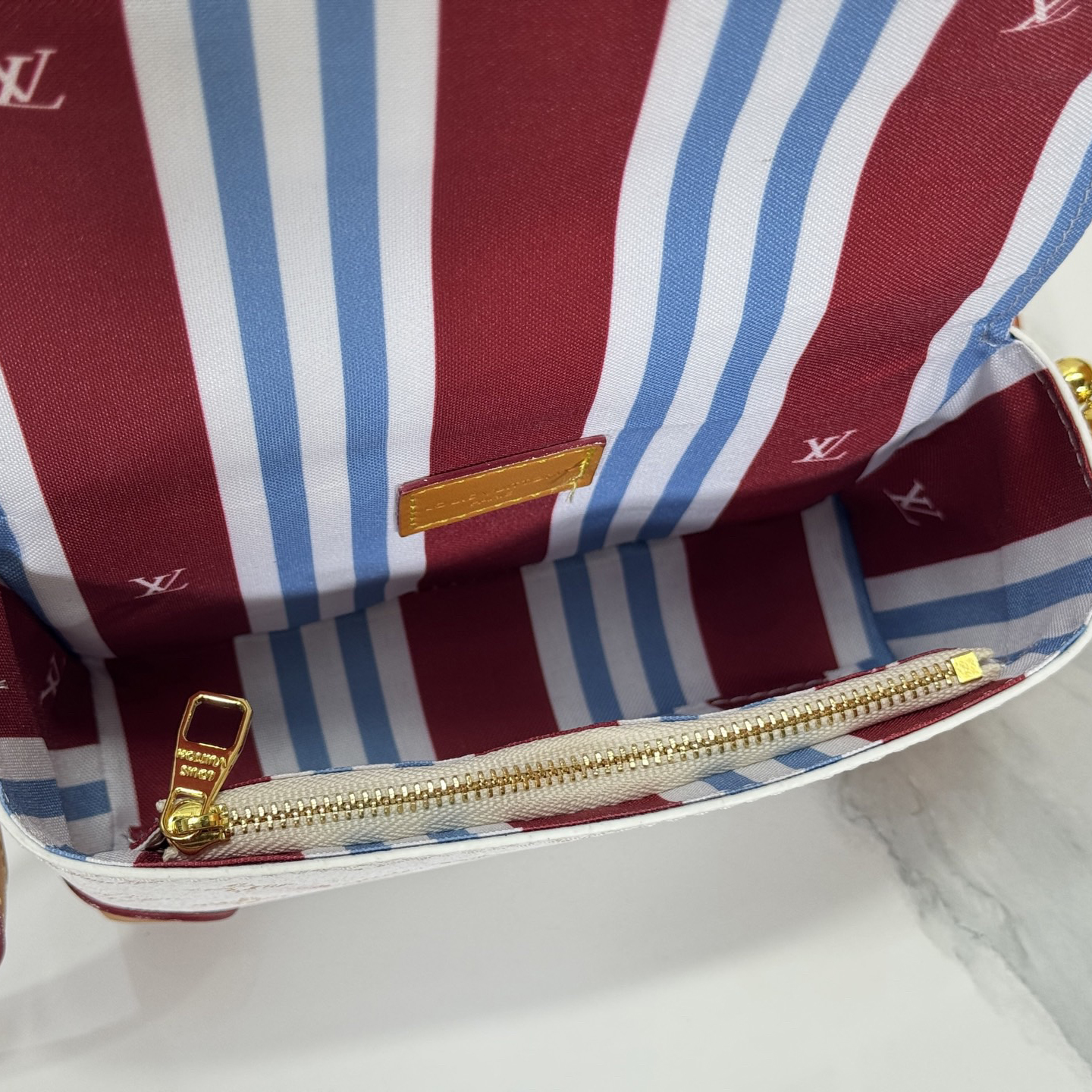 LV High Quality Women Shoulder Bags Luxury Mini Handbag Is Made Of Monogram Canvas, Paired With Distressed Cowhide Trim And Eye-Catching Metal Pieces. The Adjustable Shoulder Straps Enable Shoulder And Crossbody Carrying. Monogram Reverse Shoulder To