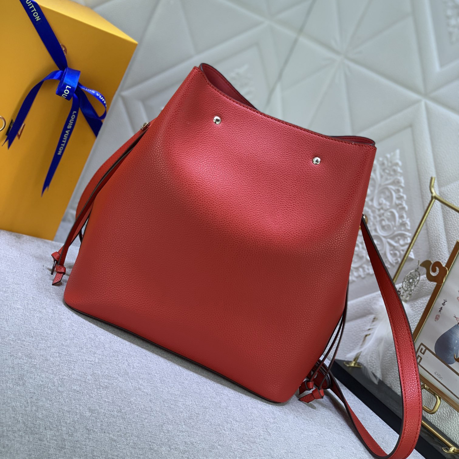 LV High Quality Women Shoulder Bags Luxuries Features A Shiny Twist Lock Closure And Adjustable Shoulder Strap Design Making It Easy To Create A Modern And Versatile Crossbody Style Bucket Bag Ladies Clutch Bag Shoulder Tote