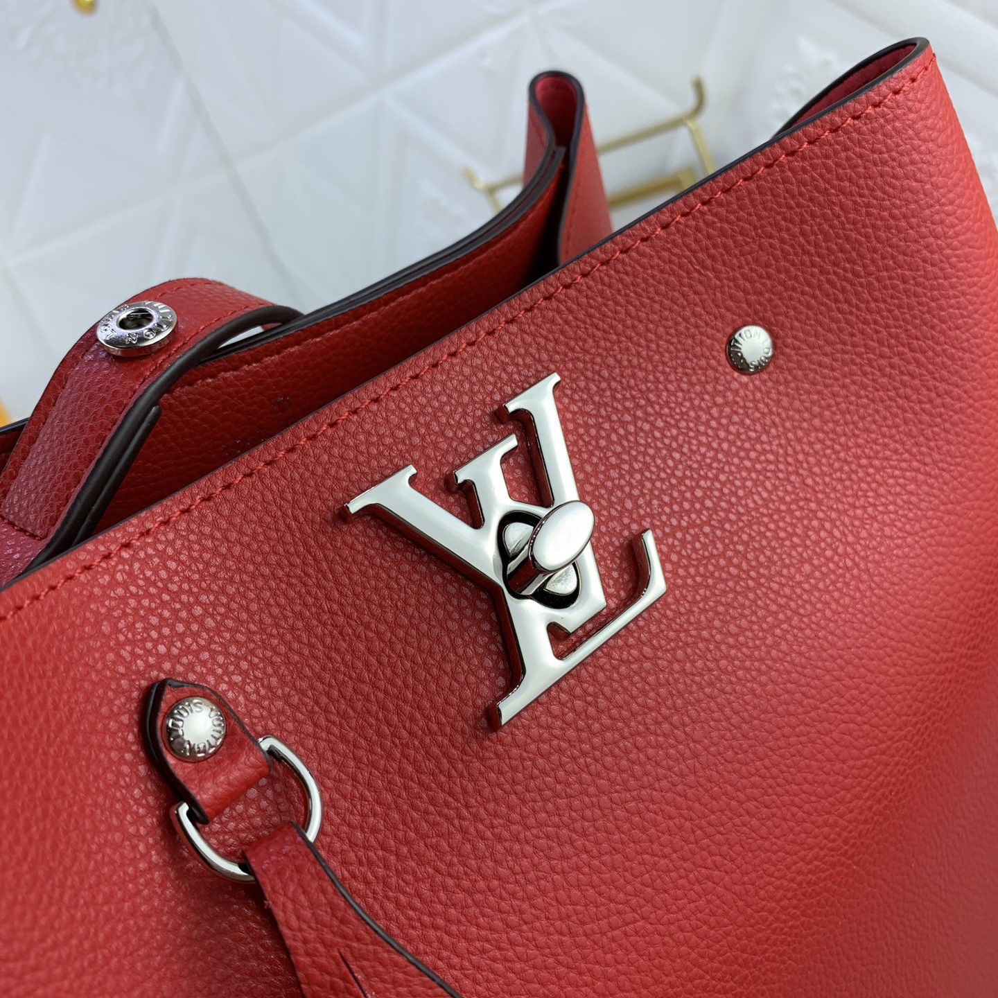 LV High Quality Women Shoulder Bags Luxuries Features A Shiny Twist Lock Closure And Adjustable Shoulder Strap Design Making It Easy To Create A Modern And Versatile Crossbody Style Bucket Bag Ladies Clutch Bag Shoulder Tote