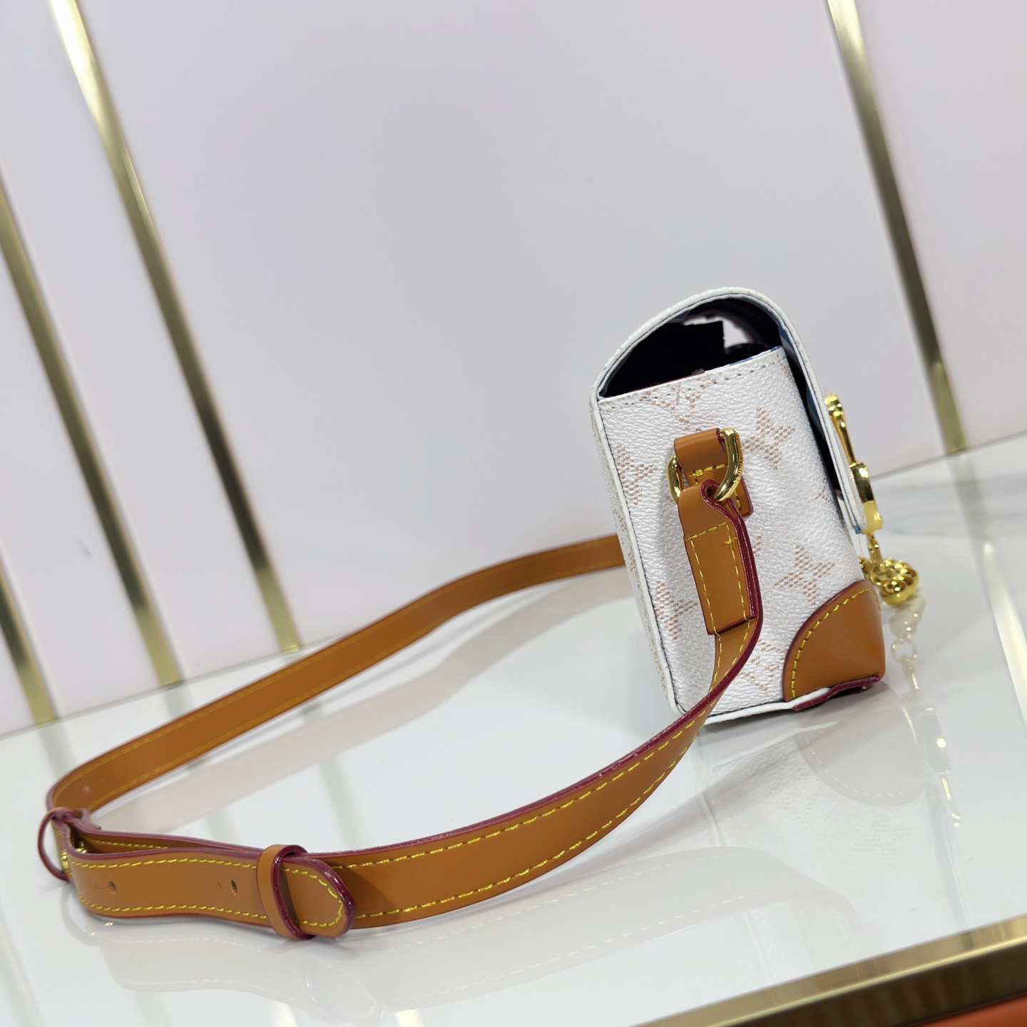 LV High Quality Women Shoulder Bags Luxury Mini Handbag Is Made Of Monogram Canvas, Paired With Distressed Cowhide Trim And Eye-Catching Metal Pieces. The Adjustable Shoulder Straps Enable Shoulder And Crossbody Carrying. Monogram Reverse Shoulder To