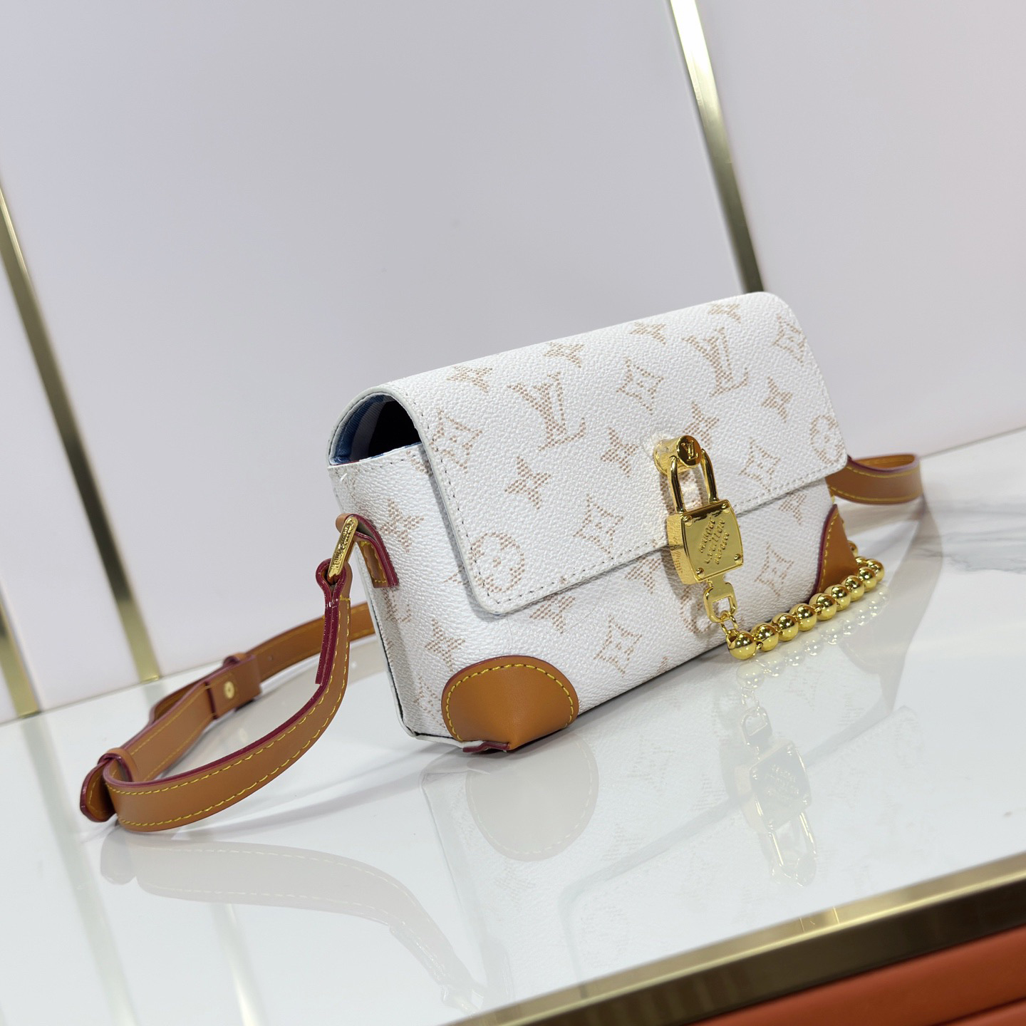 LV High Quality Women Shoulder Bags Luxury Mini Handbag Is Made Of Monogram Canvas, Paired With Distressed Cowhide Trim And Eye-Catching Metal Pieces. The Adjustable Shoulder Straps Enable Shoulder And Crossbody Carrying. Monogram Reverse Shoulder To