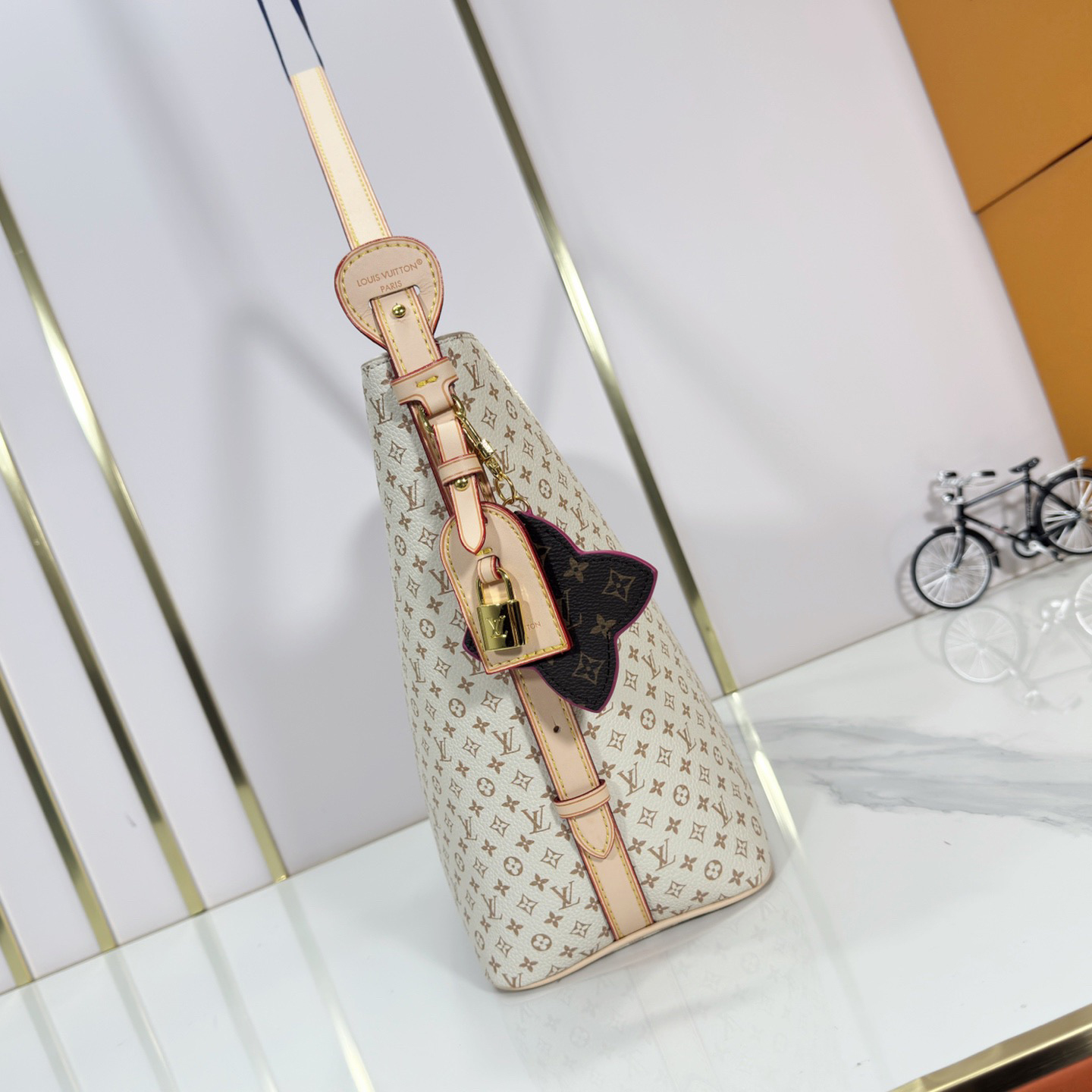 LV Designer Bagss Luxury Bag Classic Handbag The Its Ample Interior Can Accommodate Printed Laptops And Other Office Supplies Fashion Bag High Quality Leather Bag