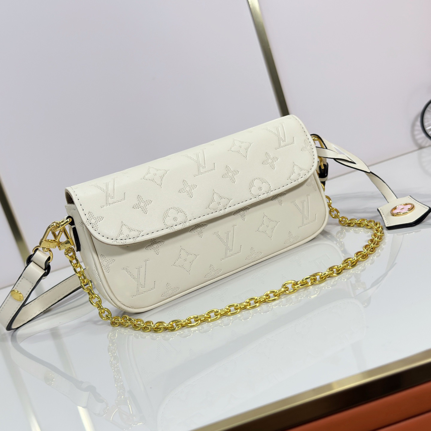 LV High Quality Women Shoulder Bags Luxuries Handbag Leather Surface Embossed With Large Monogram Pattern. Detachable And Adjustable Leather Shoulder Straps Allowing For Easy Switching Between Handheld, Shoulder Back And Crossbody Female Hand Bag