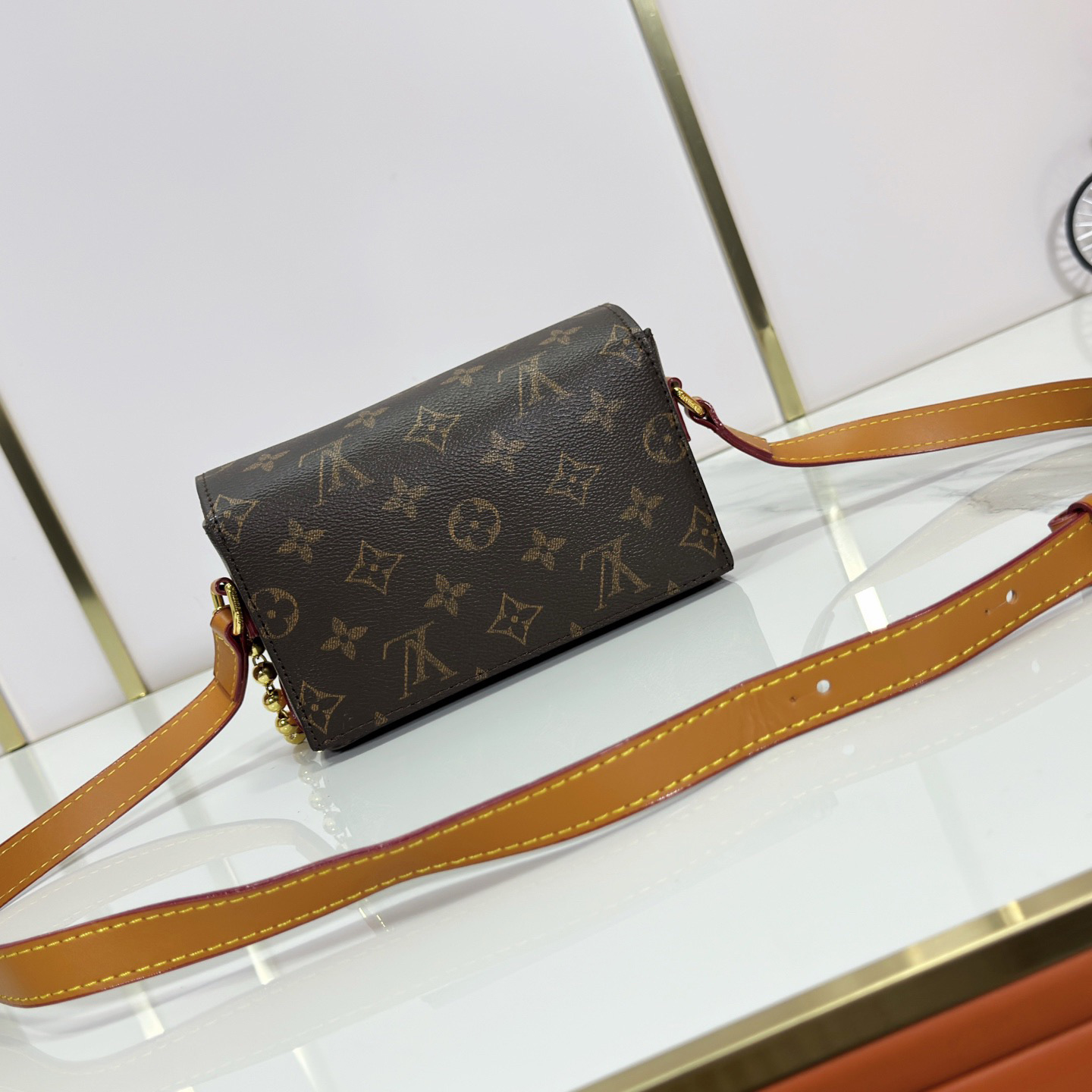 LV High Quality Women Shoulder Bags Luxury Mini Handbag Is Made Of Monogram Canvas Paired With Distressed Cowhide Trim And Eye-Catching Metal Pieces. The Adjustable Shoulder Strap Enables Shoulder And Crossbody Female Hand Bag