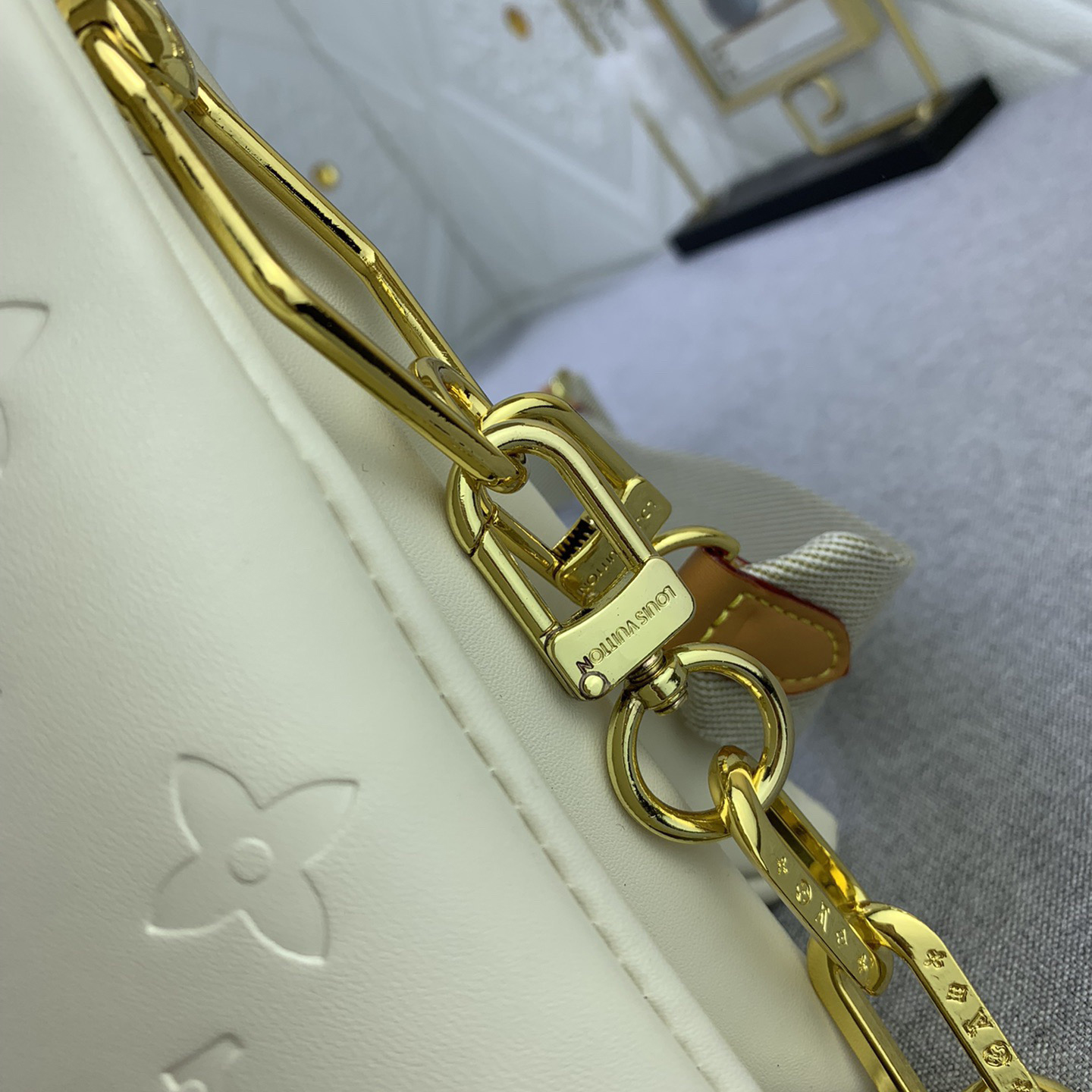 LV High Quality Women Shoulder Bags Luxuries Handbag Monogram Embossed Fluffy Sheepskin Creates A Pillow Configuration Can Be Slung Diagonally With Shoulder Straps Or Carried Under The Armpit With Female Hand Bag