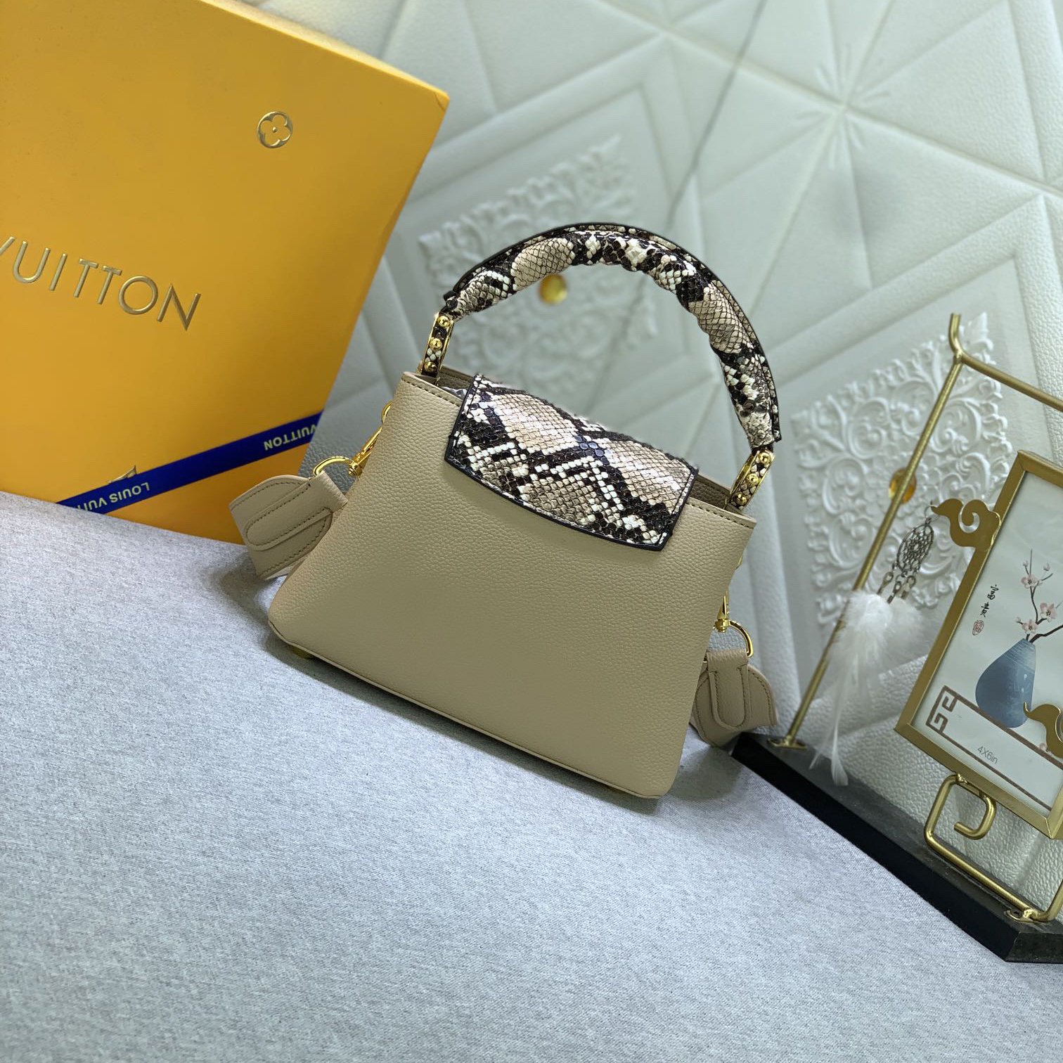 LV High Quality Women Shoulder Bags Luxury Mini Handbag Features A Handle Flip Cover And Lv Logo Wrapped In Elegant Python Leather Whether Carried By Hand Or Using A Detachable Wide Shoulder Strap Female Hand Bag Can Be Worn On The Shoulder Back