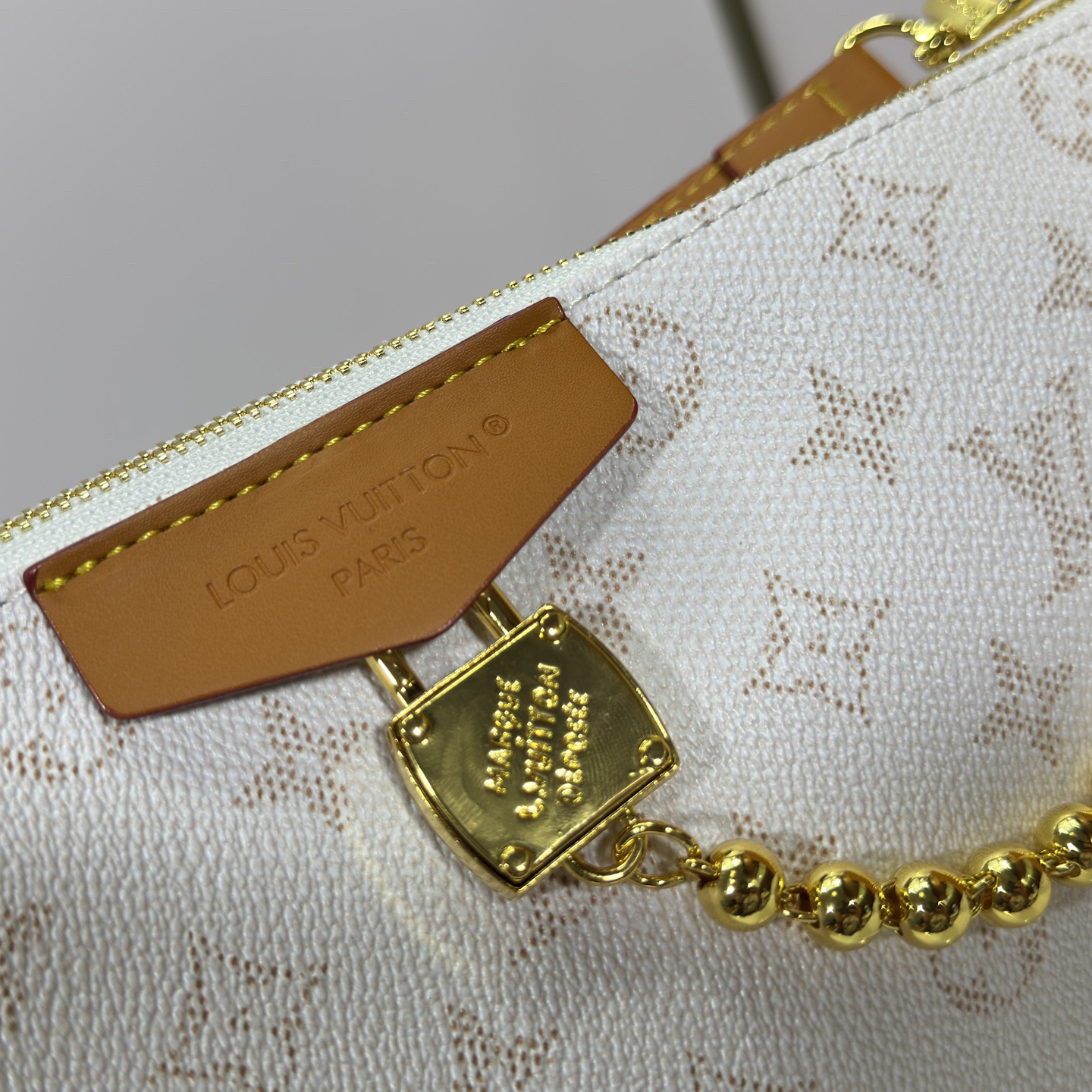 LV High Qualities Women Shoulder Bags Luxuries Leather Trim And Gold Metal Handle Length Can Be Adjusted To The Most Appropriate Length The Bag Has Sufficient Space To Store Mobile Phones Business Card Holders Lipstick And Keys Female Hand Bag