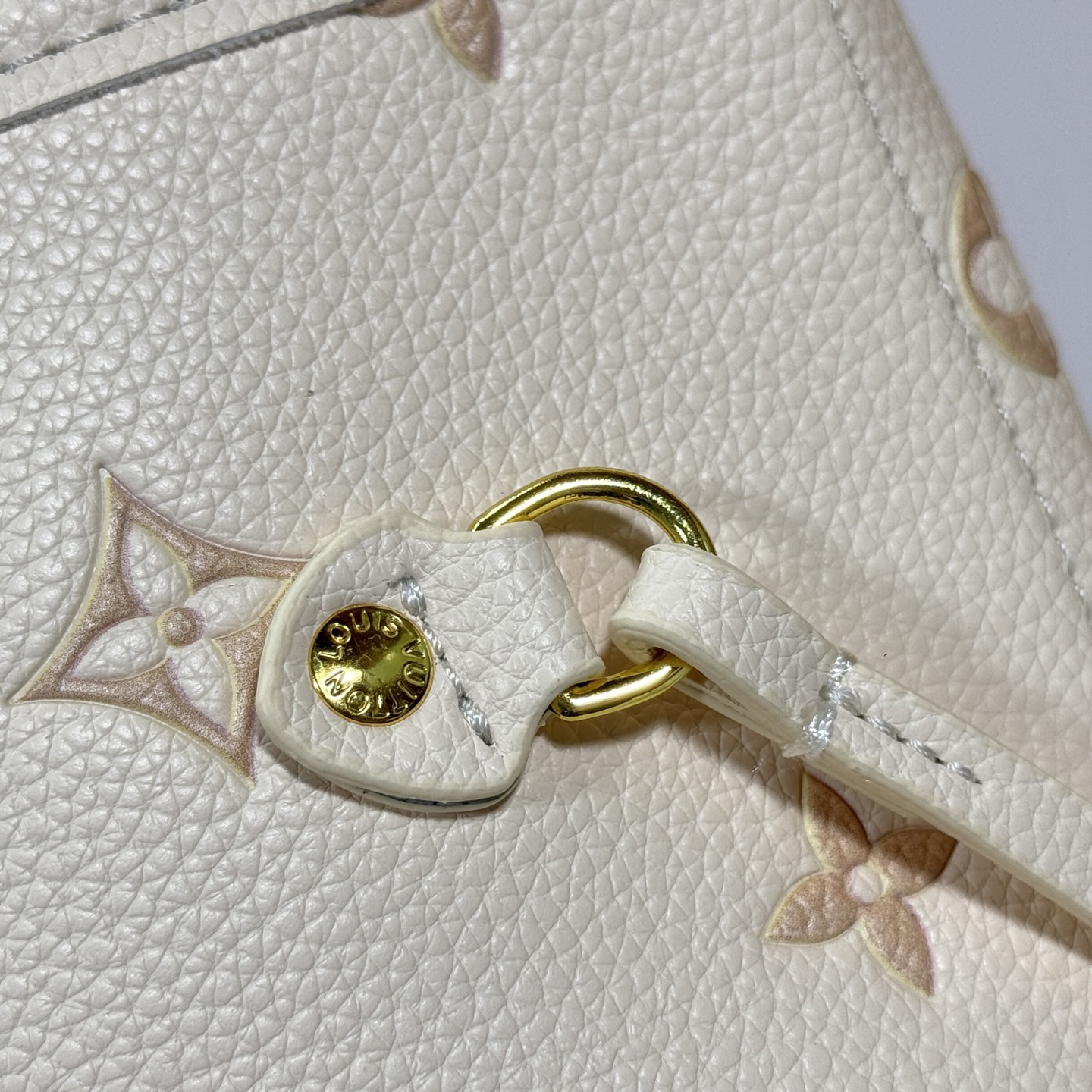 LV Designer Bagss Luxury Bag Classic Handbag The Its Ample Interior Can Accommodate Printed Laptops And Other Office Supplies Fashion Bag High Quality Leather Bag