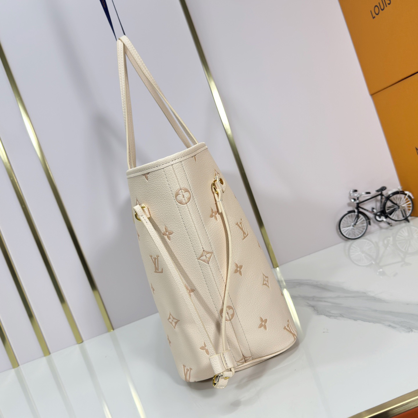 LV Designer Bagss Luxury Bag Classic Handbag The Its Ample Interior Can Accommodate Printed Laptops And Other Office Supplies Fashion Bag High Quality Leather Bag