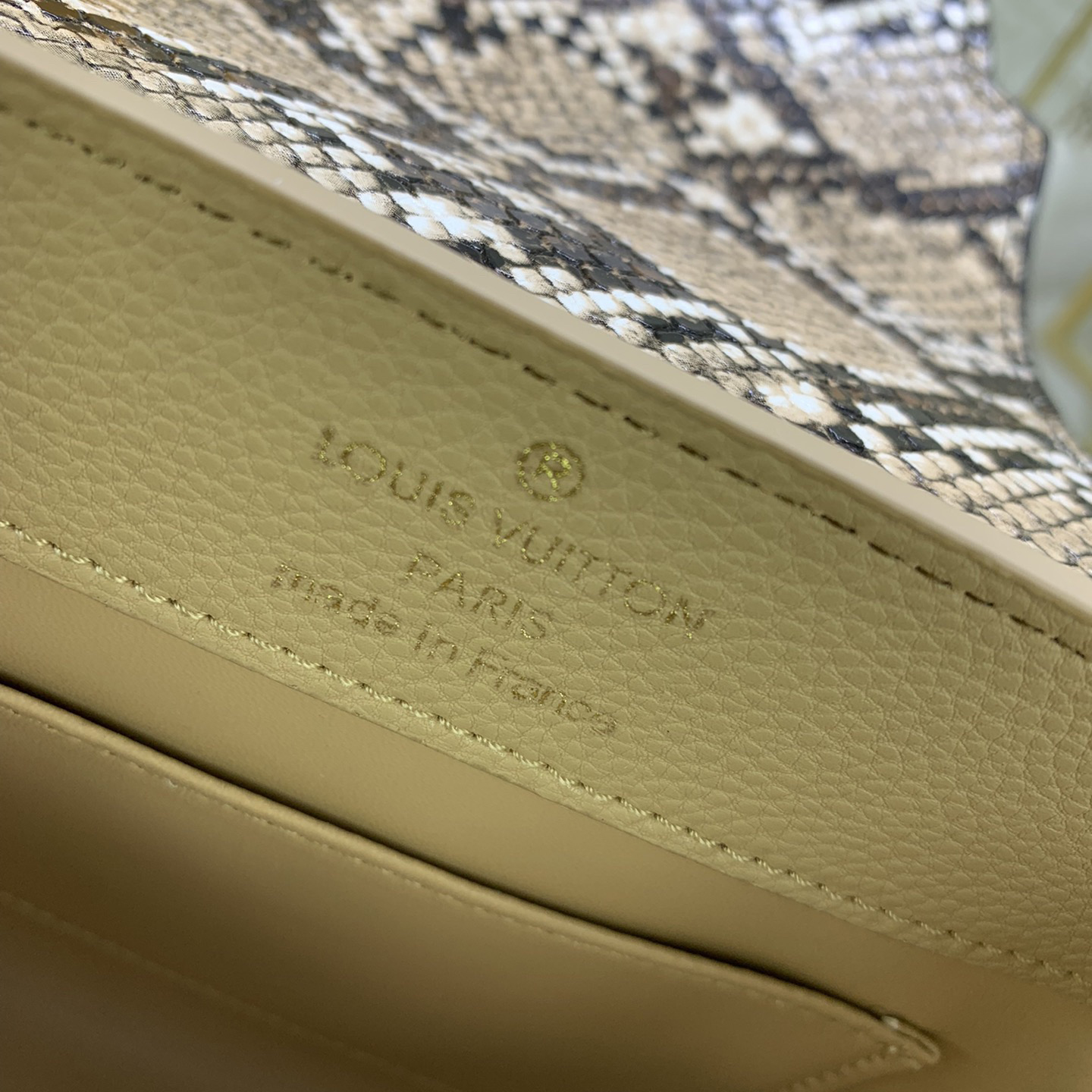 LV High Quality Women Shoulder Bags Luxury Mini Handbag Features A Handle Flip Cover And Lv Logo Wrapped In Elegant Python Leather Whether Carried By Hand Or Using A Detachable Wide Shoulder Strap Female Hand Bag Can Be Worn On The Shoulder Back
