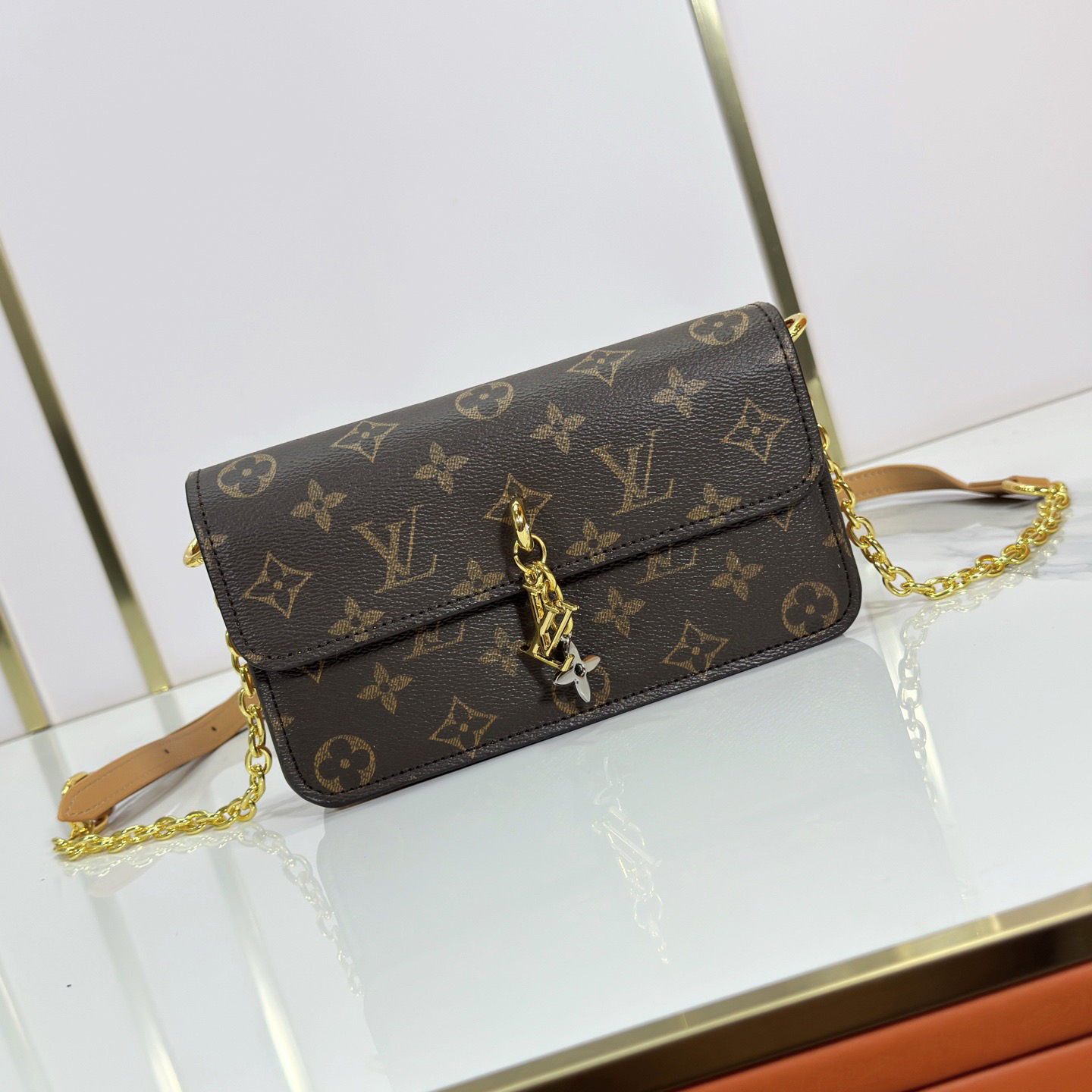 LV High Quality Women Shoulder Bags Luxury Commuter Chain Card Bag Cover Head With Original Lv Letter Hardware Comes With Chain Shoulder Strap Can Be Shouldered Or Crossed Chain Overlapping Can Also Underarm Back Female Hand Bag