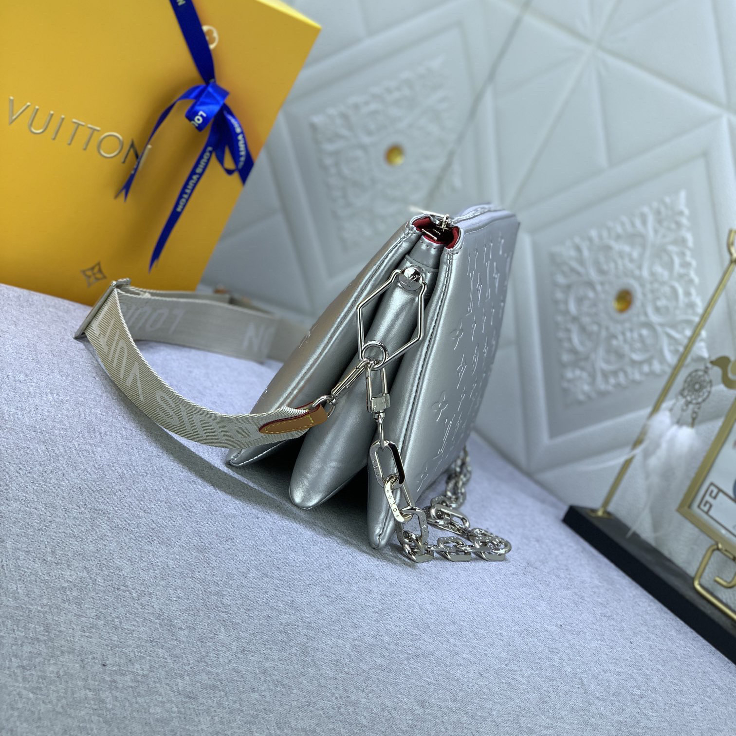 LV High Quality Women Shoulder Bags Luxuries Handbag Monogram Embossed Fluffy Sheepskin Creates A Pillow Configuration Can Be Slung Diagonally With Shoulder Straps Or Carried Under The Armpit With Female Hand Bag