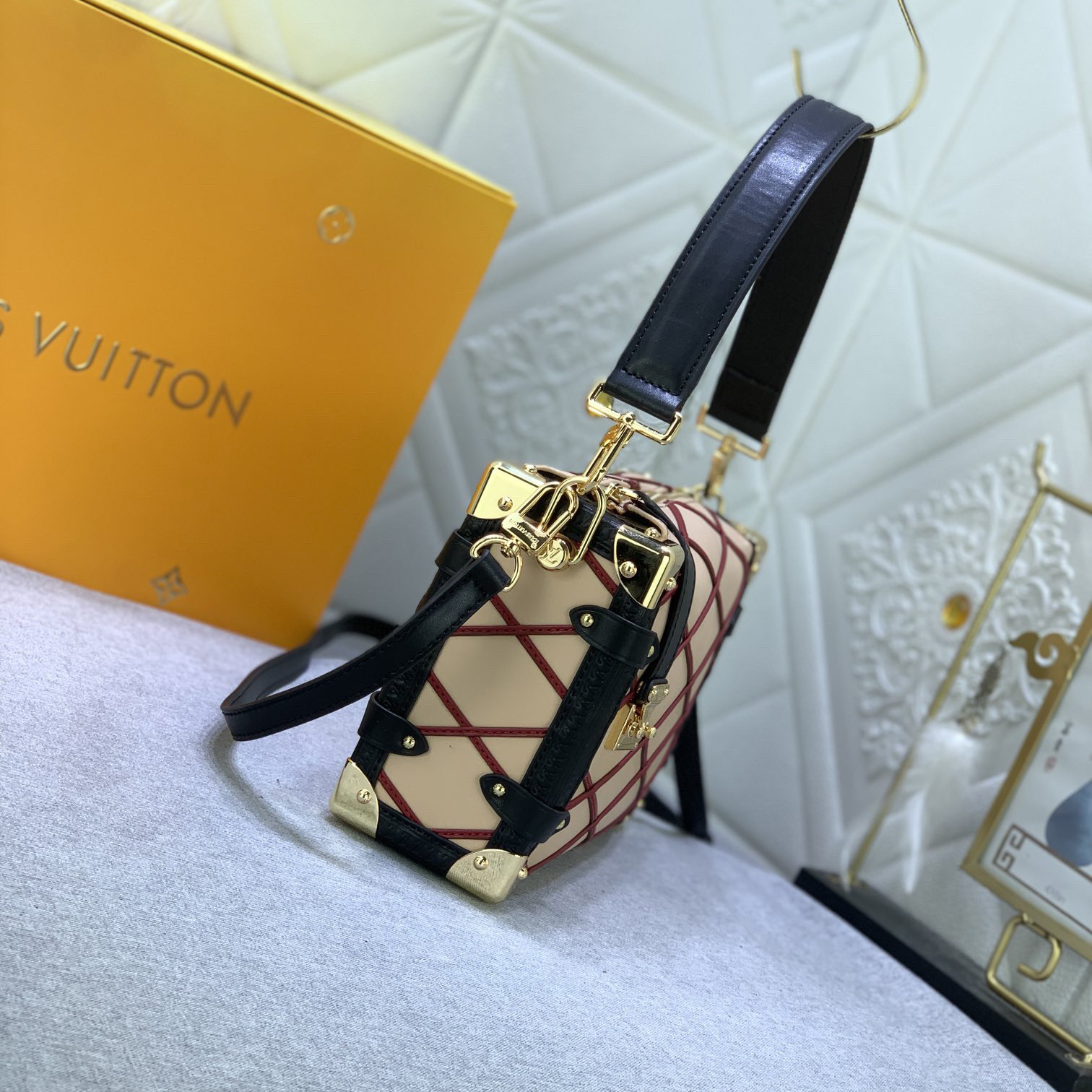 LV High Quality Women Shoulder Bags Luxury Handbag Is Made Of Soft Sheepskin Leather With Contrasting Stitching S-Lock Buckle And Reinforced Corners In A Hard Box Style The Leather Handle And Shoulder Strap Are Both Detachable Female Hand Bag